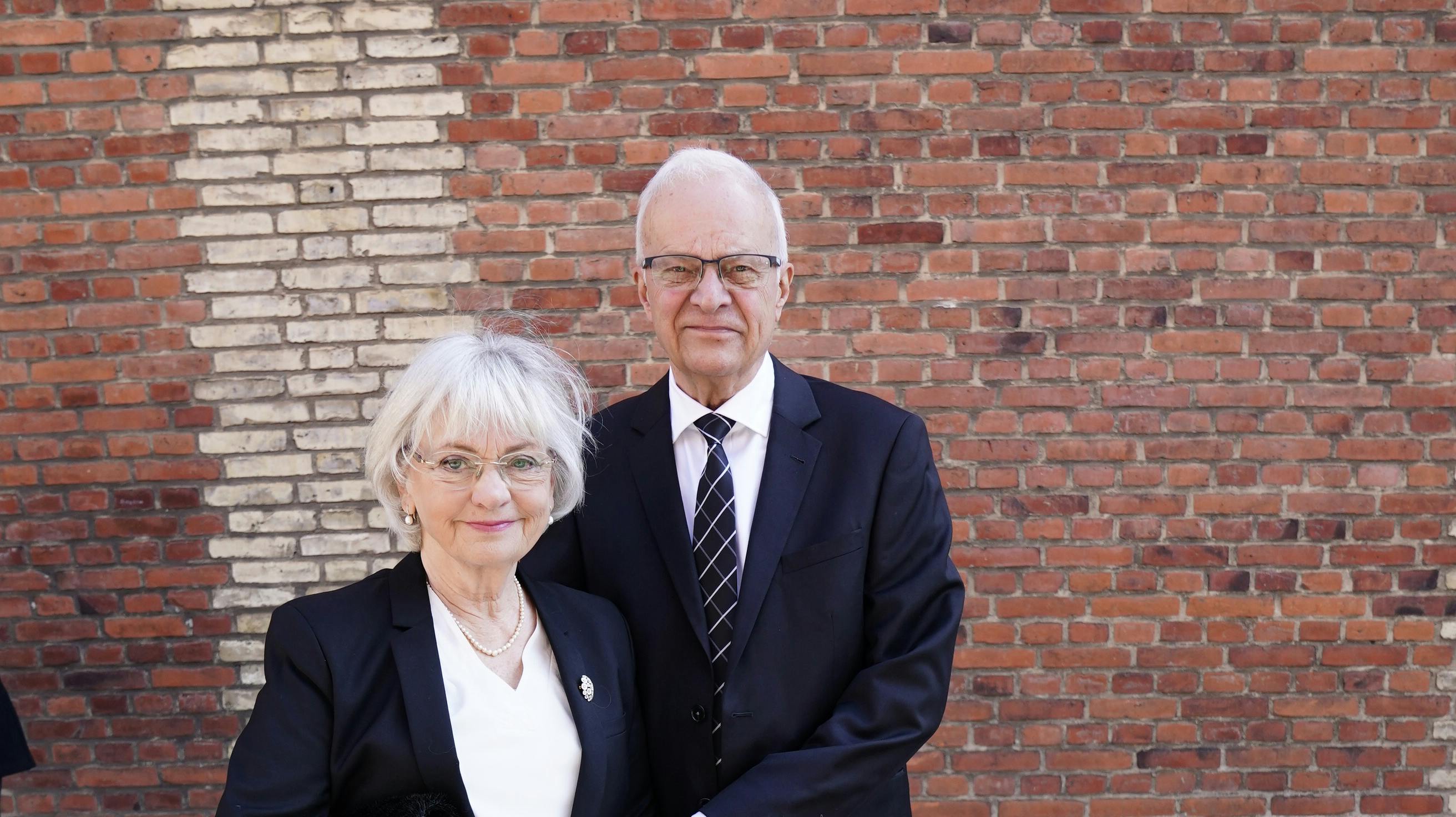 Pia Kjærsgaard er blandt de fremmødte til Dario Campeottos begravelse. 