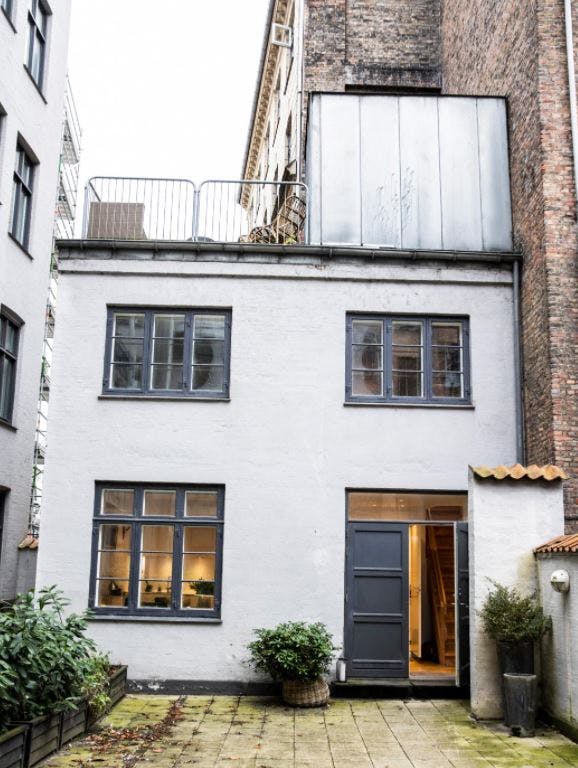 Nikolais ungkarlehybel har fundet en ny ejer.