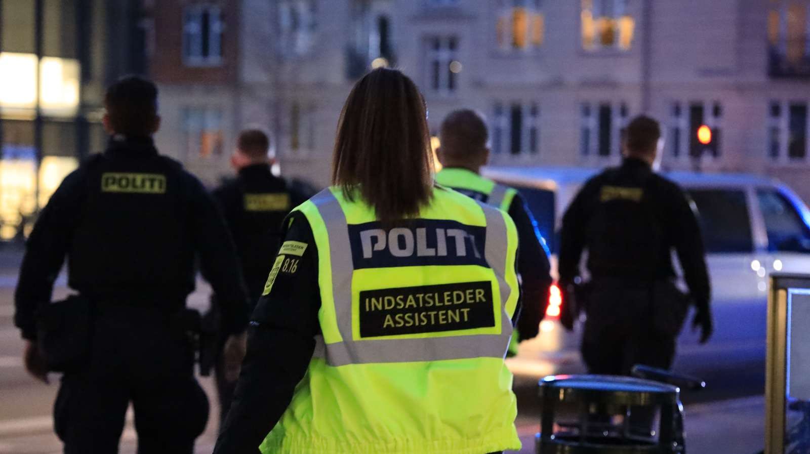 Politiet rykkede tirsdag aften massivt ud til flere metro- og togstationer i hovedstaden.