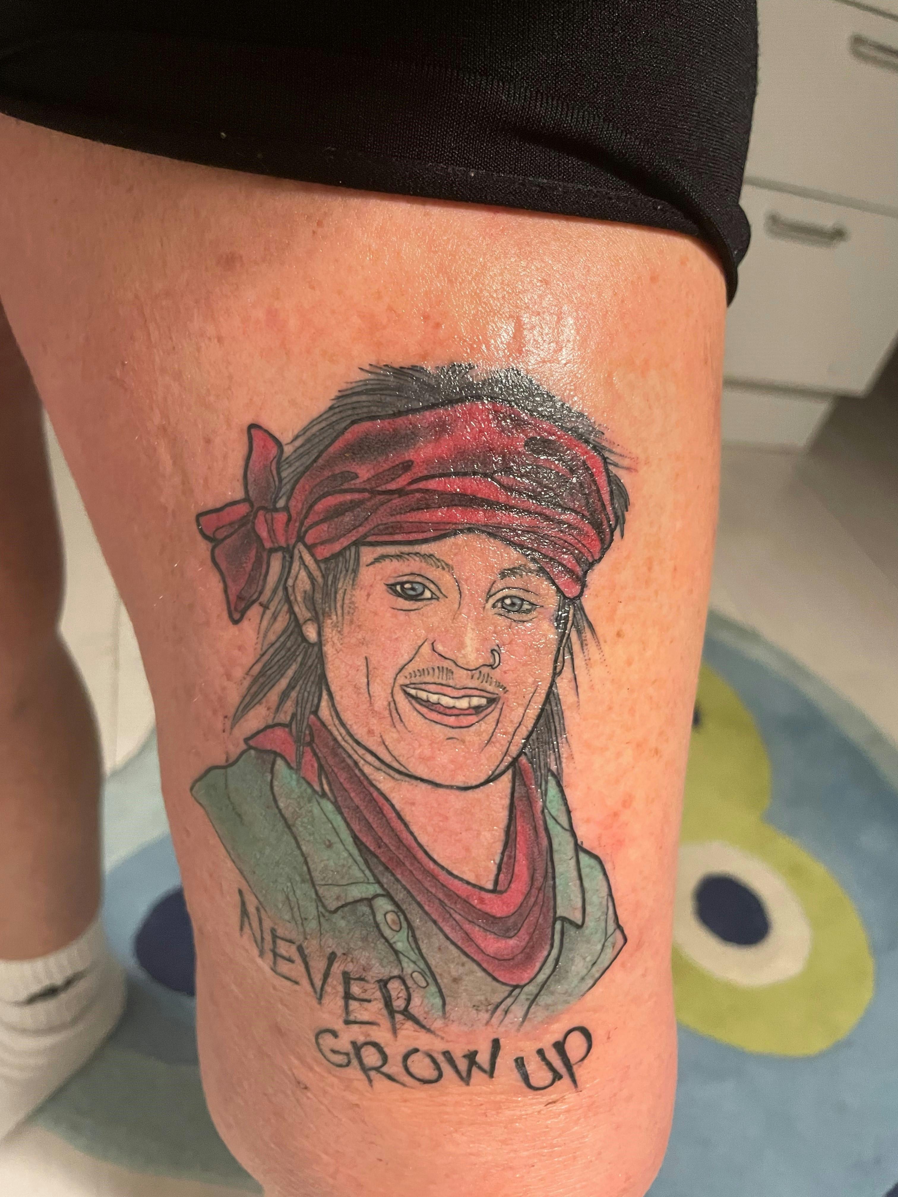 Det er denne Peter Pan-inspirerede tatovering af Sidney Lee, der nu pryder Tina Vilbrands ene lår.
