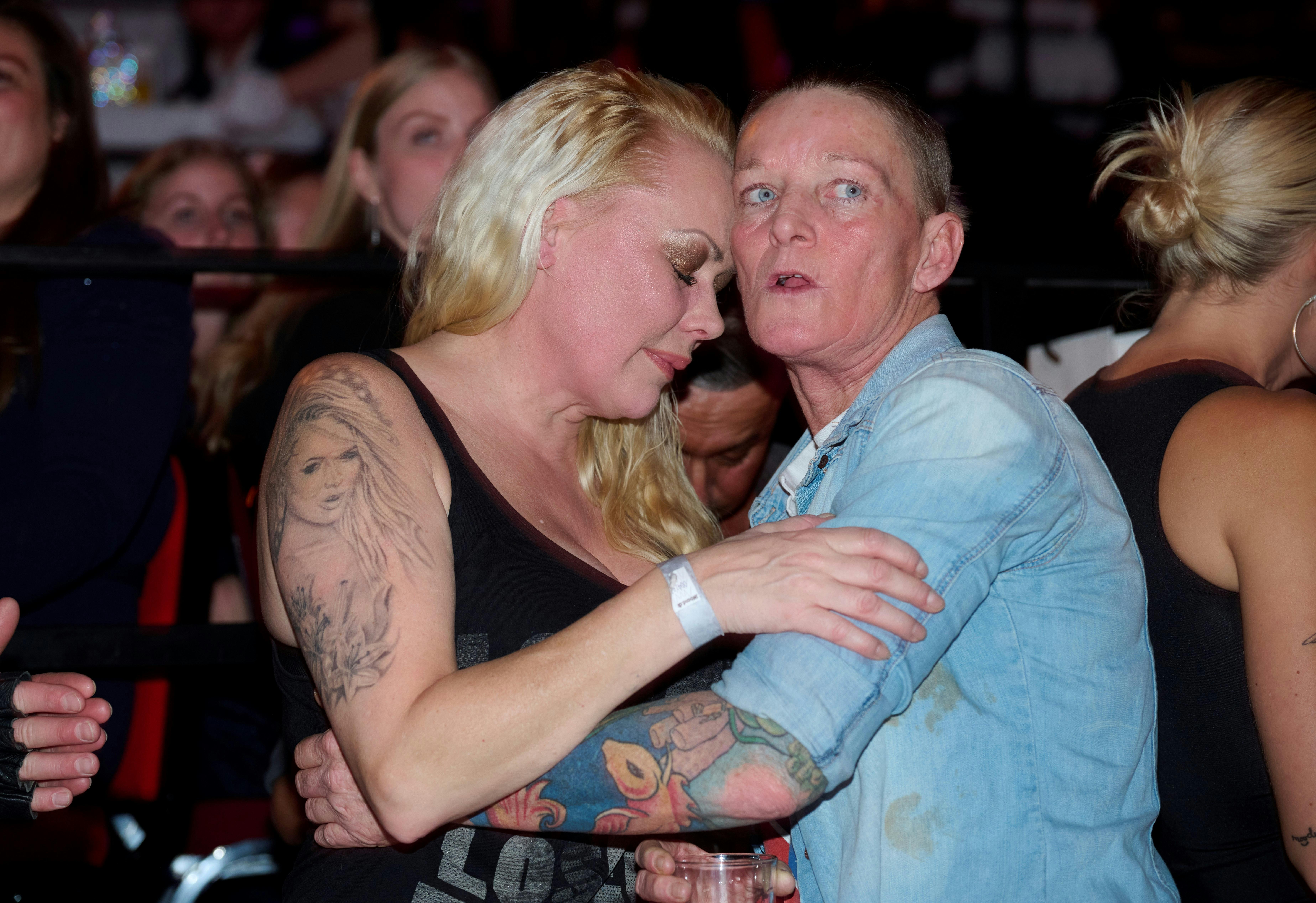 En hyldest til Sidney Lee ved dette års Reality Awards fik i den grad tårerne til at presse sig på hos Susan K. (tv) og Tina Vilbrand.