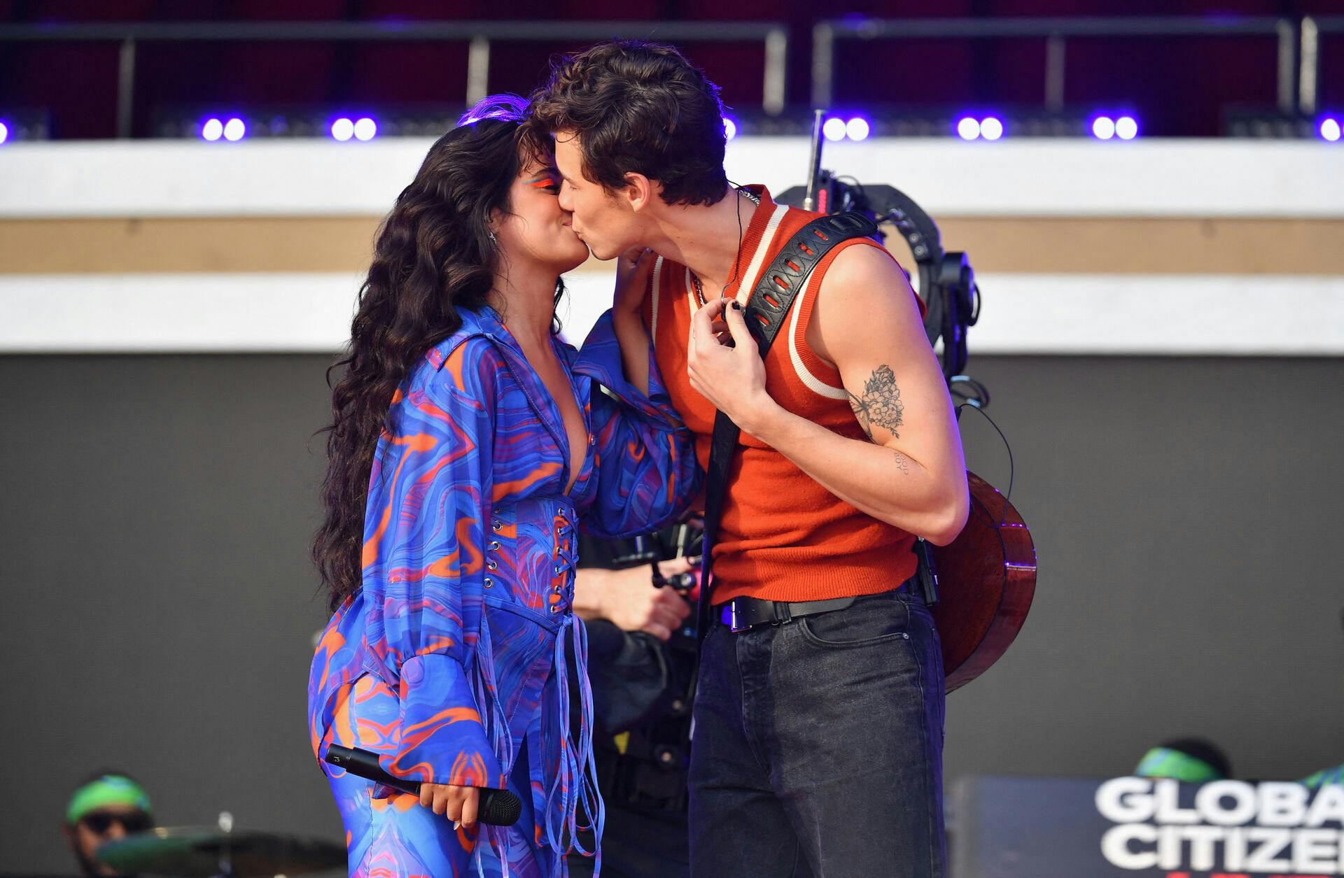 Shawn Mendes og Camila Cabello i et sødt kys på scenen få måneder inden bruddet i november 2021.

