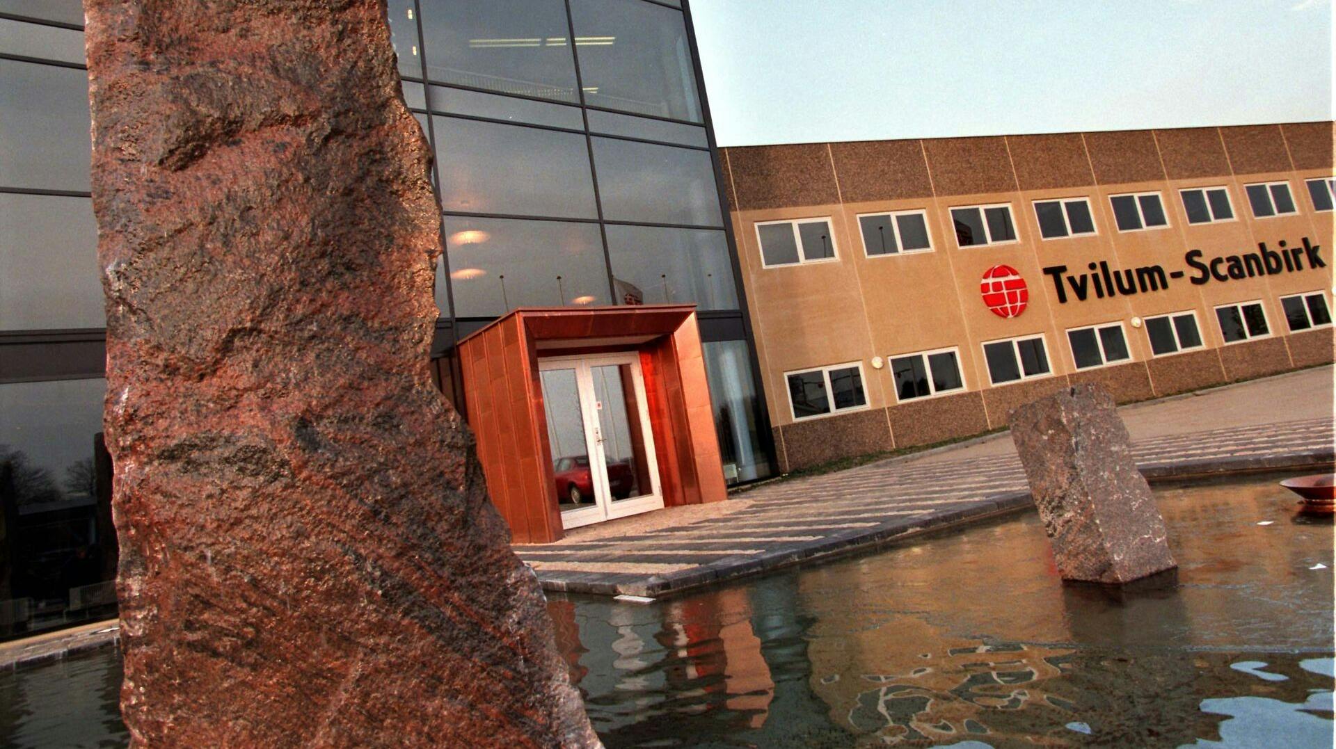 Tvilum-Scanbirk møbelfabrik i Fårvang gjorde tirsdag et chokerende fund, da de fandt frem til flere skydevåben og et ammunitionslager.