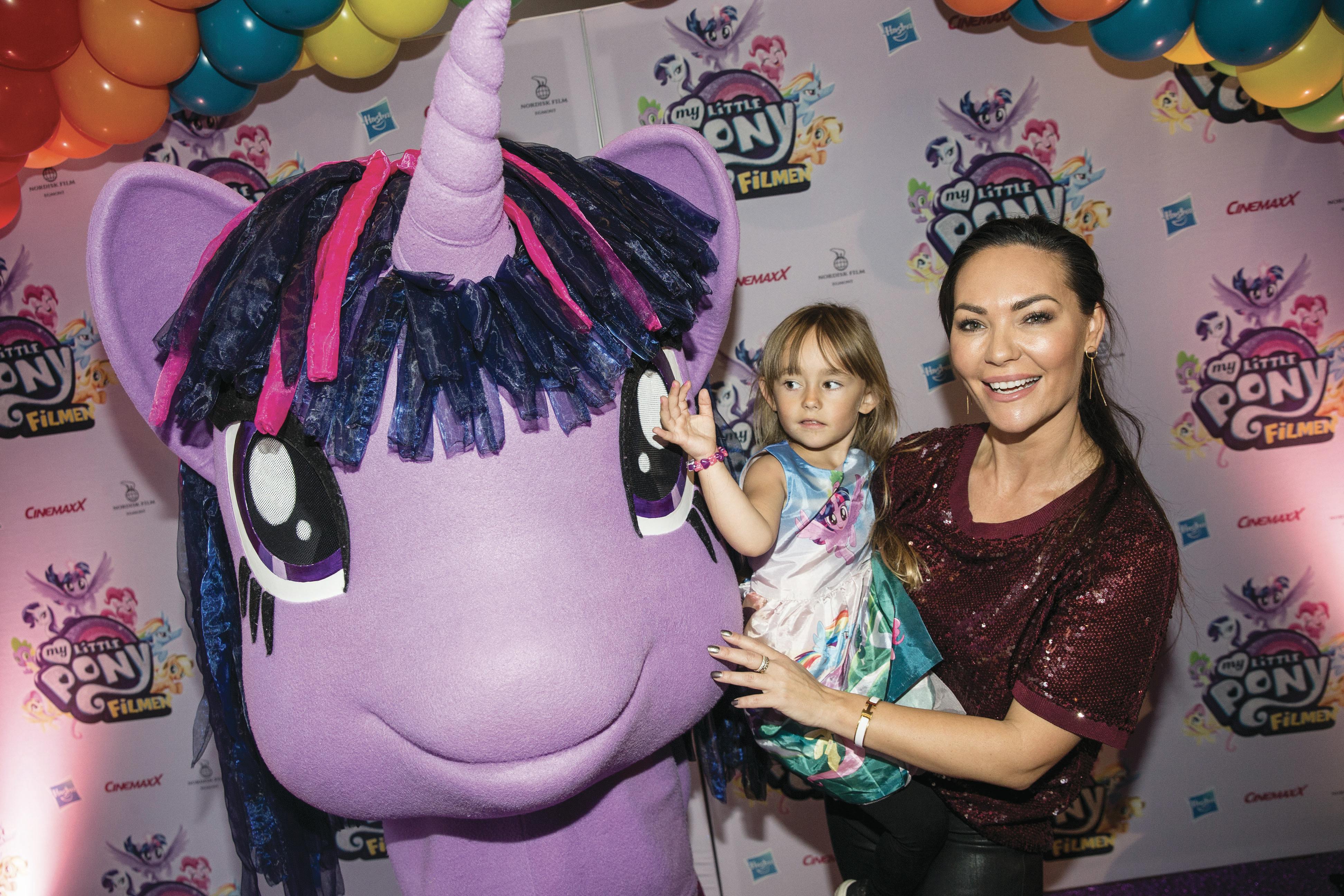 Hollie Nolia har siden hun var barn været hyppig gæstestjerne på sin mor Mascha Vangs Instagram-profil. 