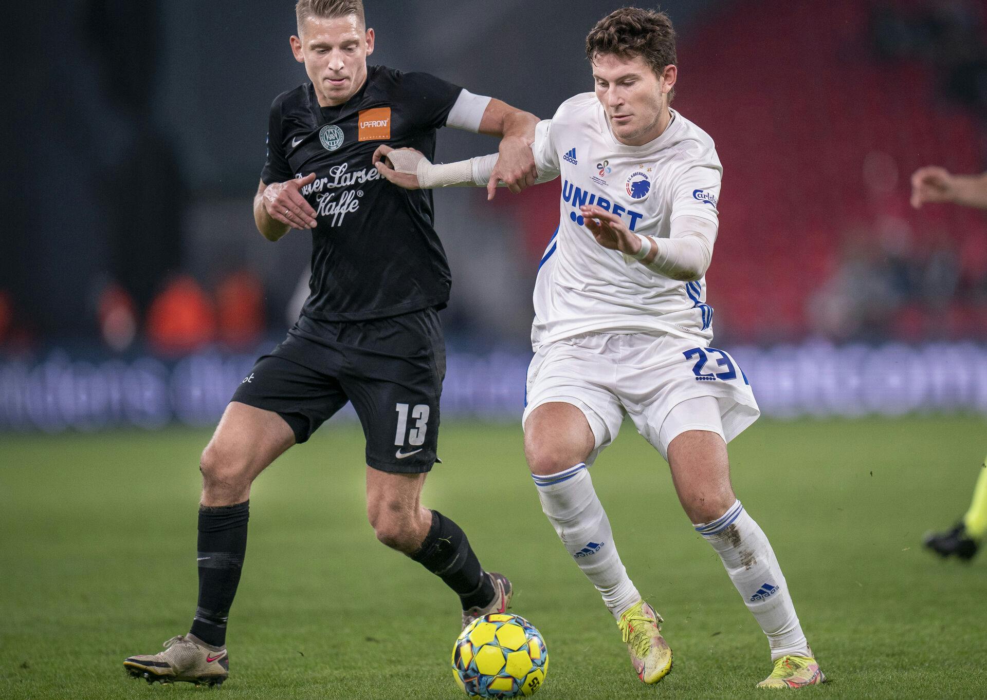 Viborg FF-kaptajnen Jeppe Grønning kan takke Kevin Mensah for, at han er gift med den kvinde som han er i dag. Det fortæller han i fodboldprogrammet "Offside".