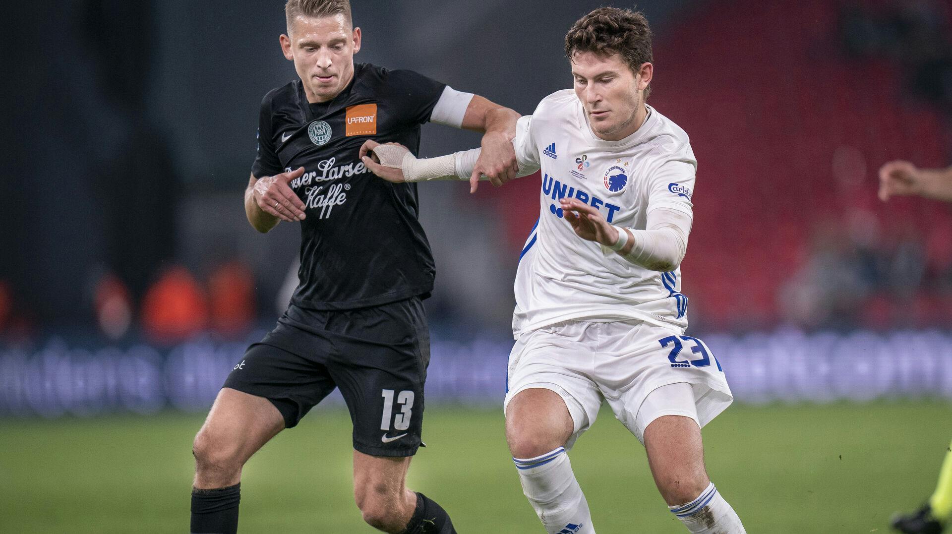 Viborg FF-kaptajnen Jeppe Grønning kan takke Kevin Mensah for, at han er gift med den kvinde som han er i dag. Det fortæller han i fodboldprogrammet "Offside".