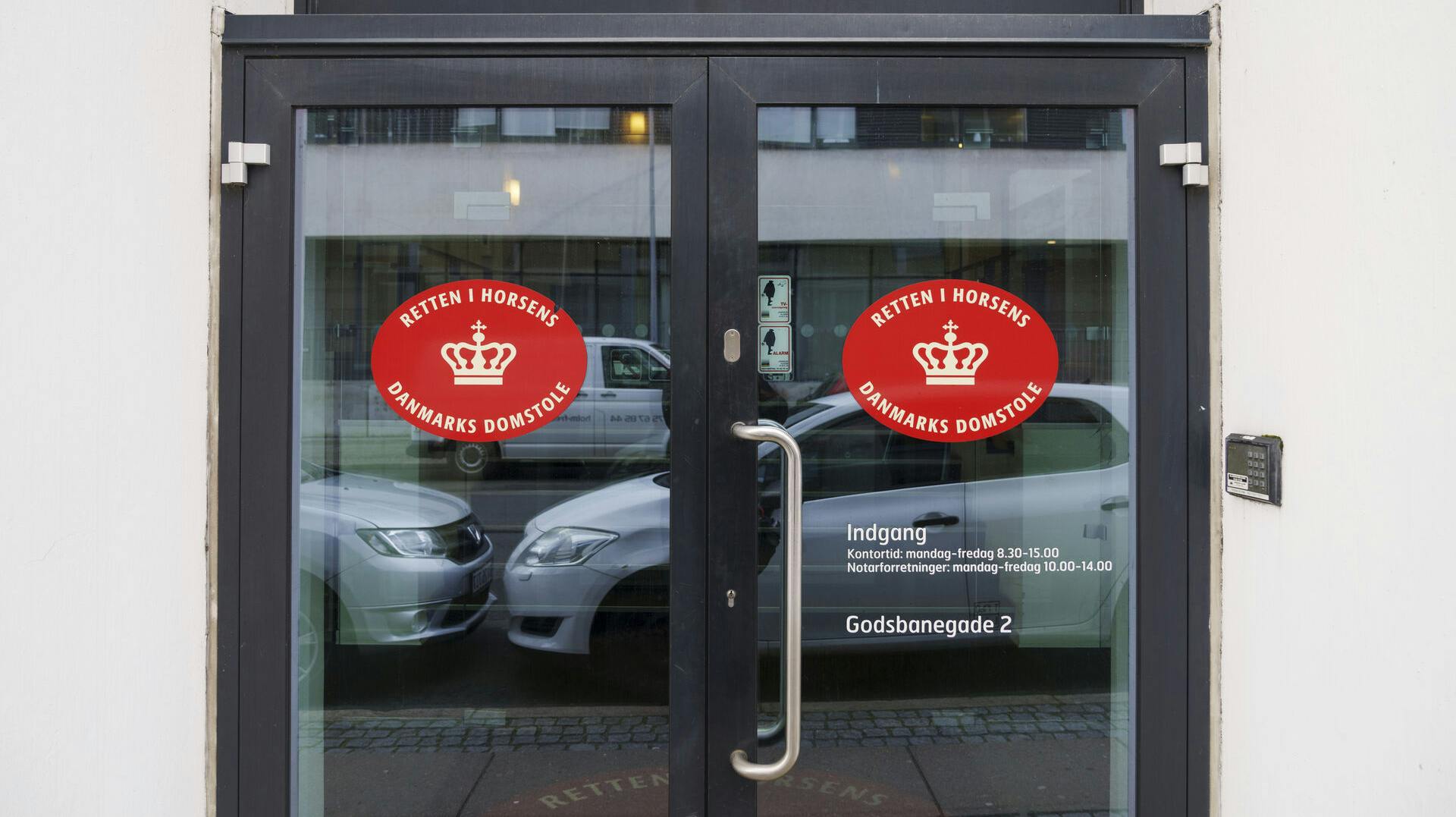 En 42-årig mand er torsdag blevet idømt ni års fængsel for voldtægt af tre piger og en mentalt retarderet kvinde.