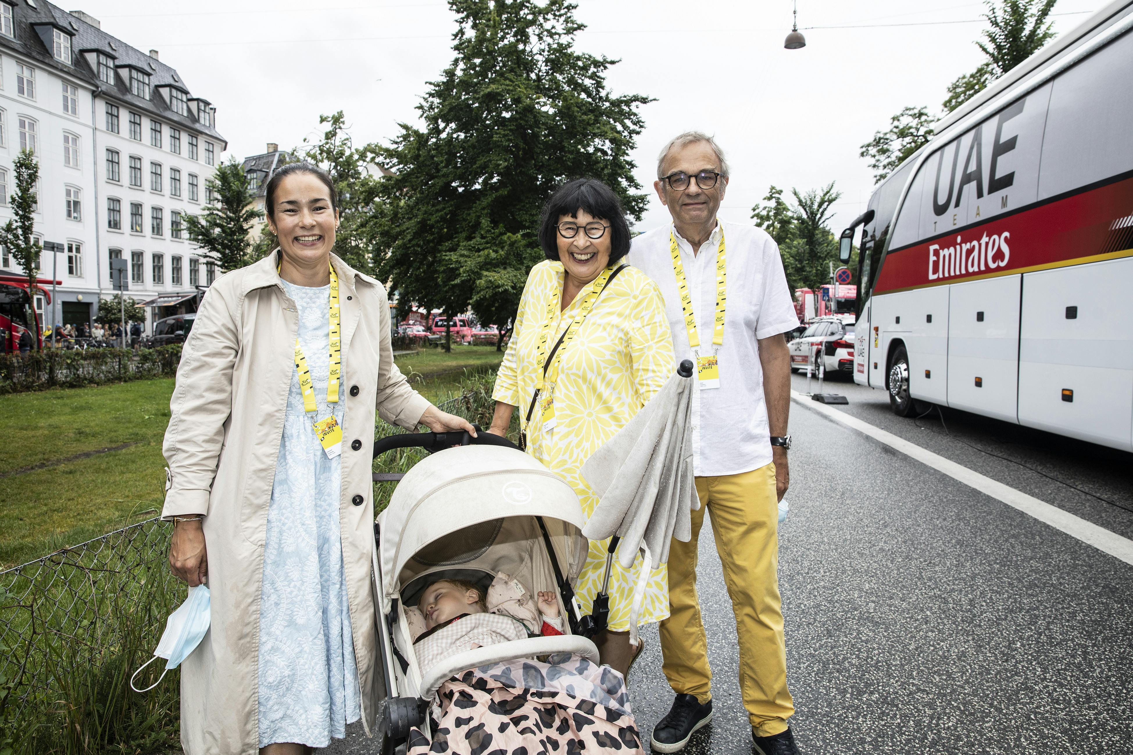 Rosa tager med Trine og Frida til Frankrig for at større Jonas VIngegaard under Tour de France.
