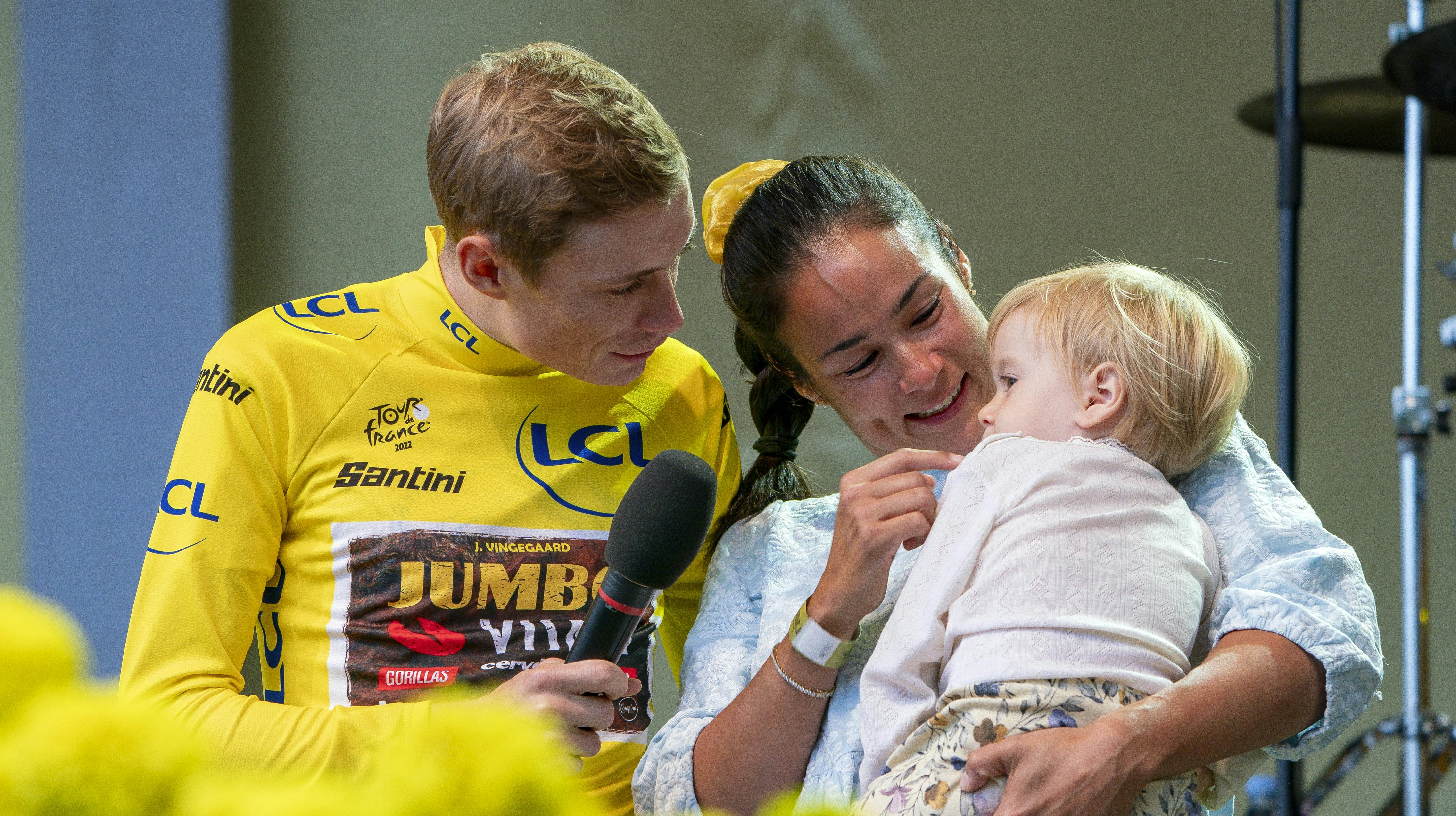 Jonas Vingegaard kommer igen i år til at få støtte fra Trine Marie Hansen og lille Frida.