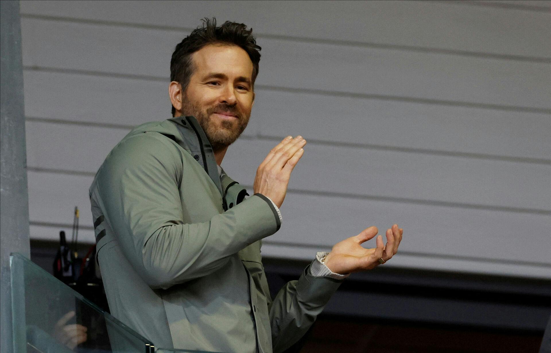 Det går fremragende for Ryan Reynolds i Wrexham. Nu tilbyder den tidligere Premier League-spiller Hal Robson-Kanu sig selv til klubben. nbsp;
