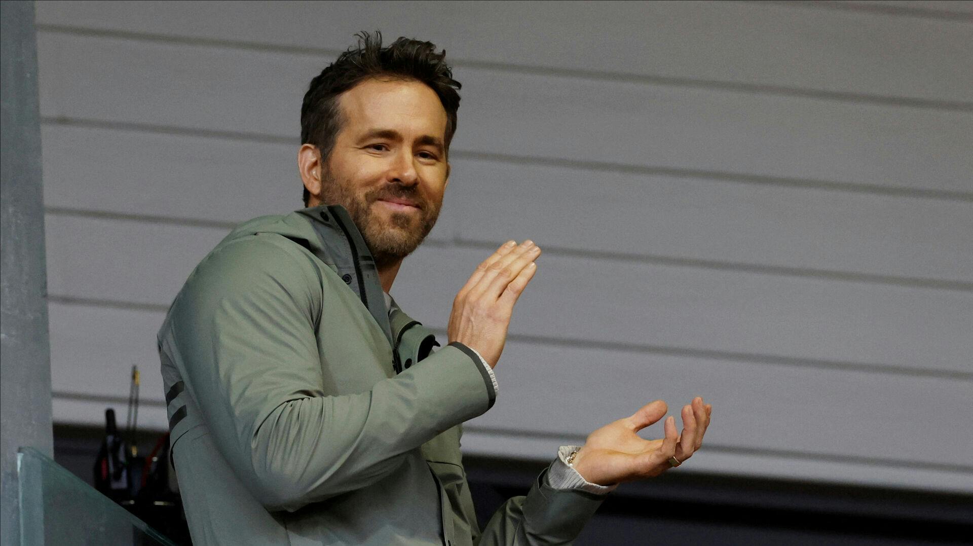 Det går fremragende for Ryan Reynolds i Wrexham. Nu tilbyder den tidligere Premier League-spiller Hal Robson-Kanu sig selv til klubben. nbsp;