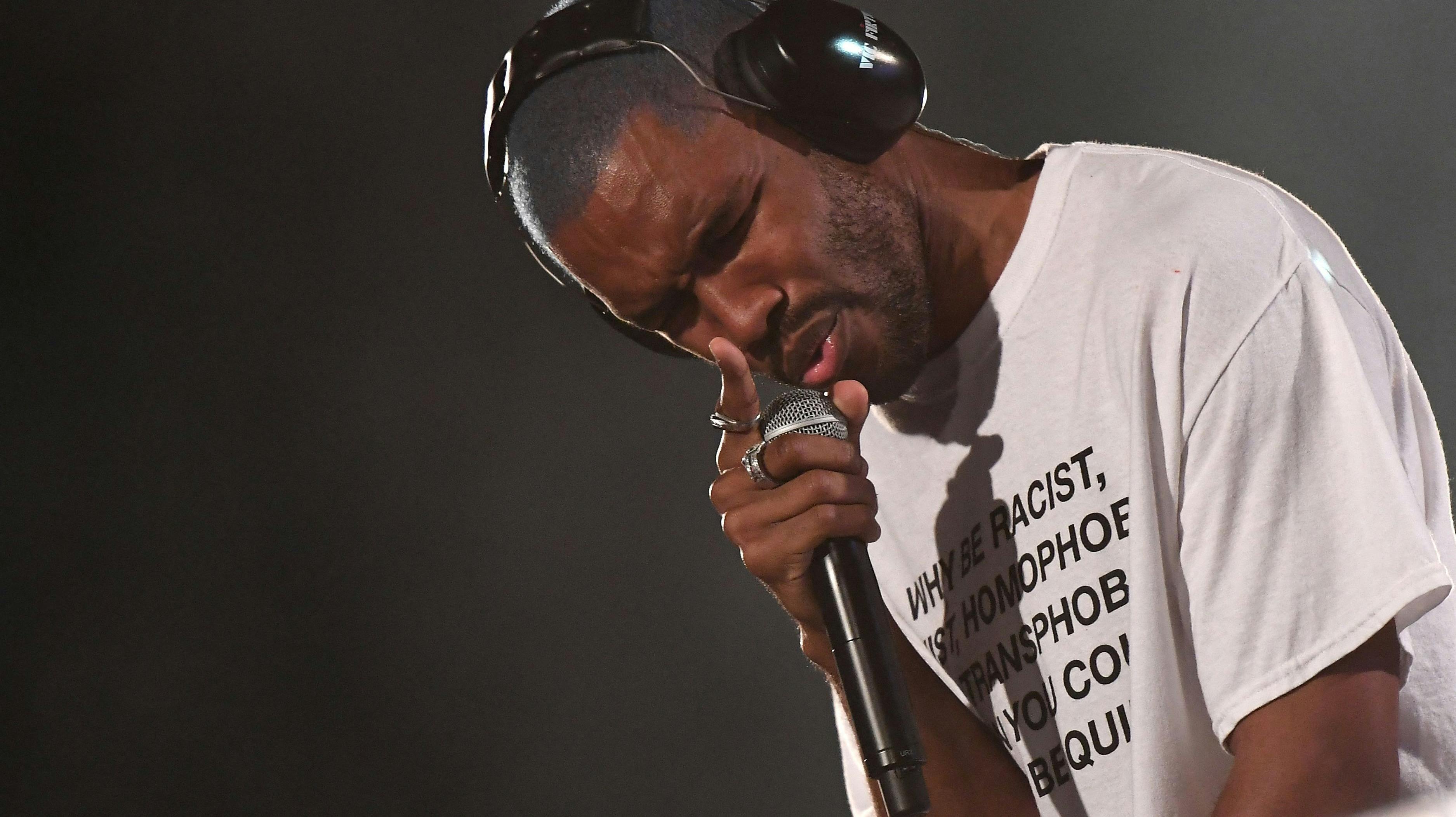 Her er Frank Ocean på scenen i 2017 - det er kun ganske sjældent, han står foran et stort publikum. Og nu er hans koncert næste søndag aflyst. 