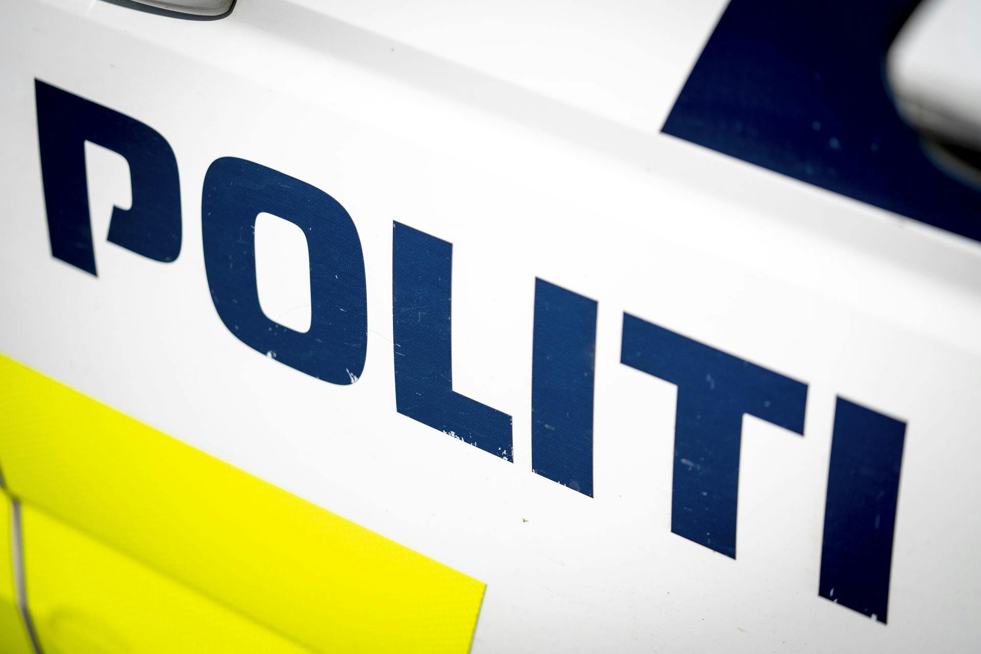 En 53-årig kvinde er fundet dræbt på adresse nær Aarhus onsdag aften.