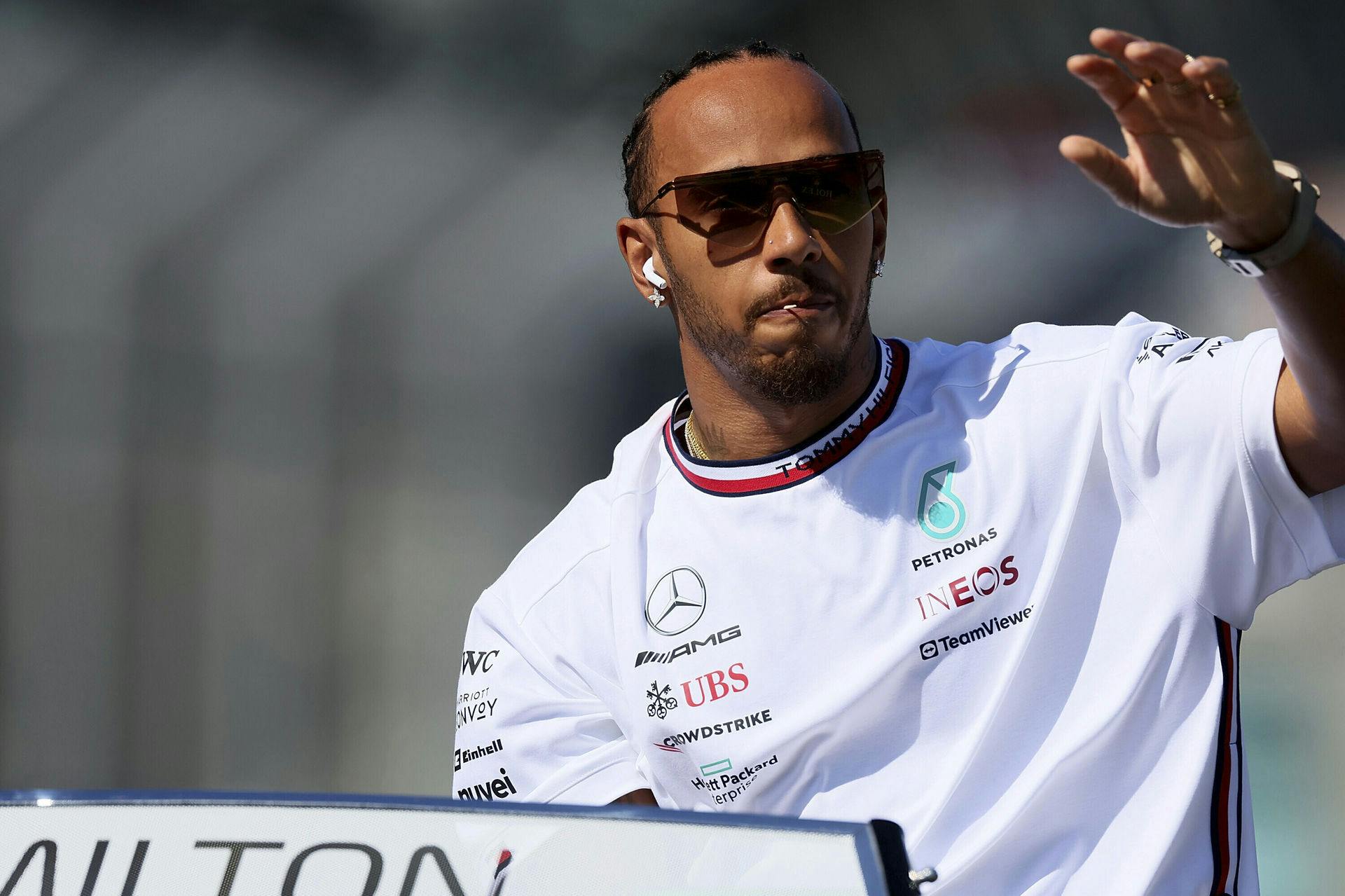 Lewis Hamilton skal køre ræs mod Idris Elba i nyt tv-program.
