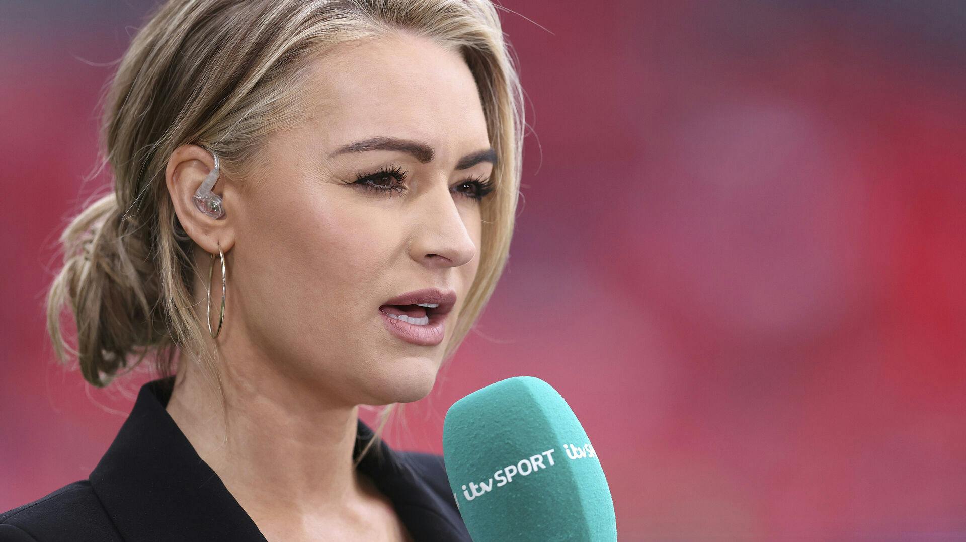 Laura Woods raser over, at Arsenal-spillerne ikke engang kunne finde et lille smil frem til maskotten.