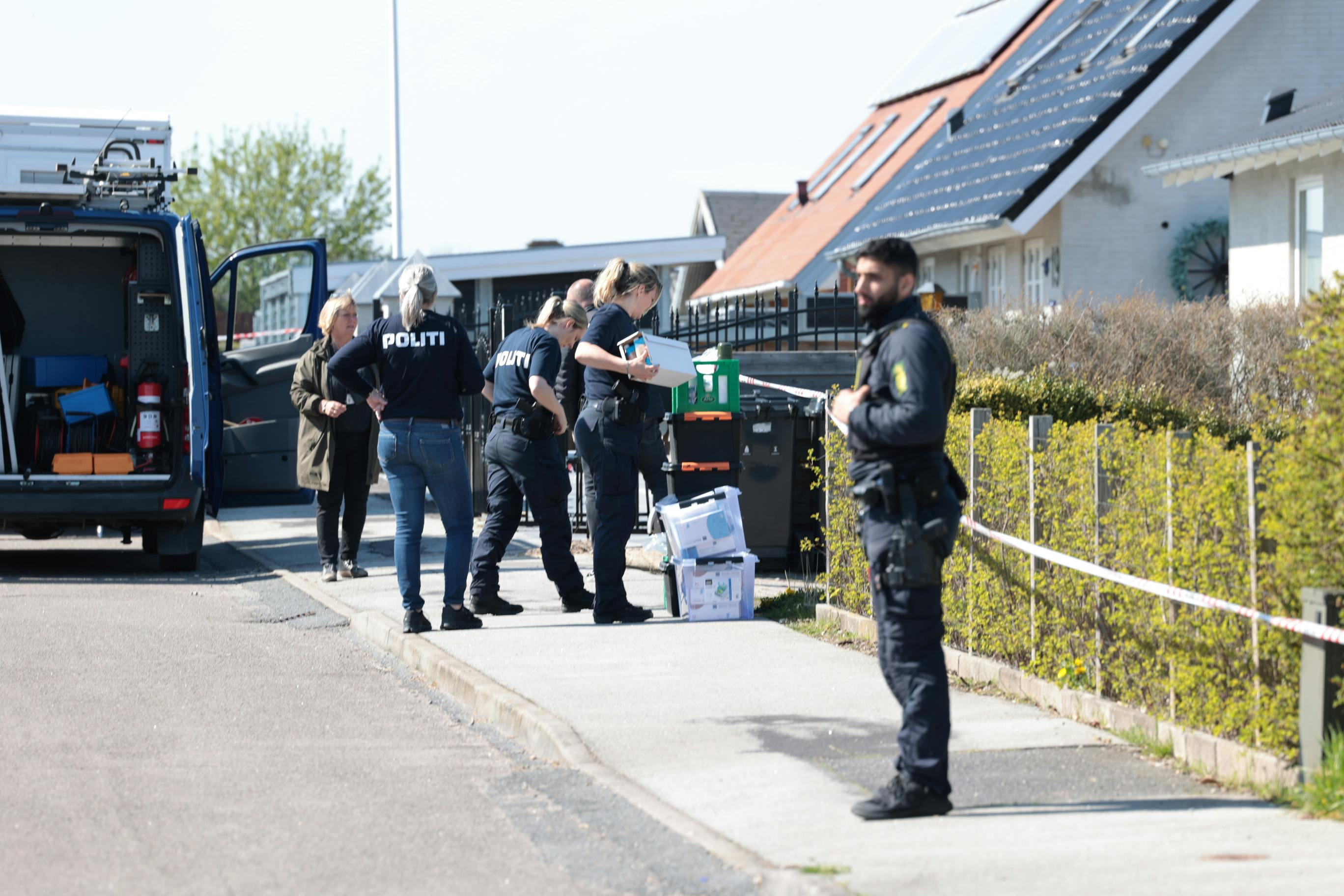 For tre dage siden, da SE og HØR var på stedet, blev der båret en kassevis af bevismateriale ud fra den 32-årige mands adresse.