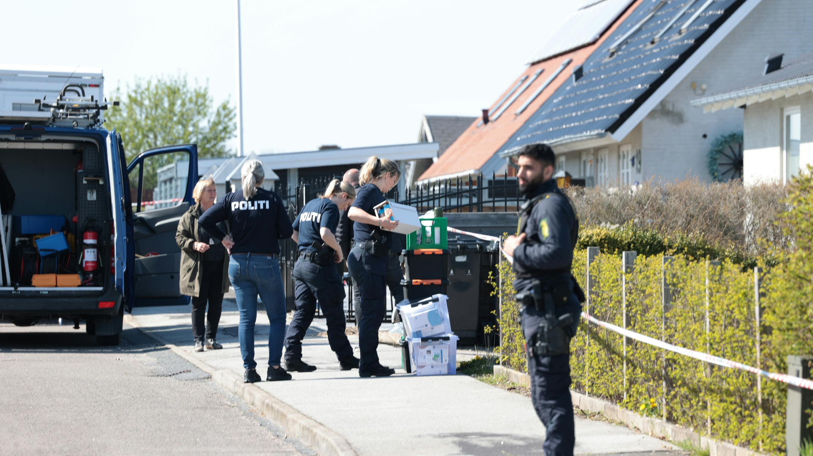 For tre dage siden, da SE og HØR var på stedet, blev der båret en kassevis af bevismateriale ud fra den 32-årige mands adresse.