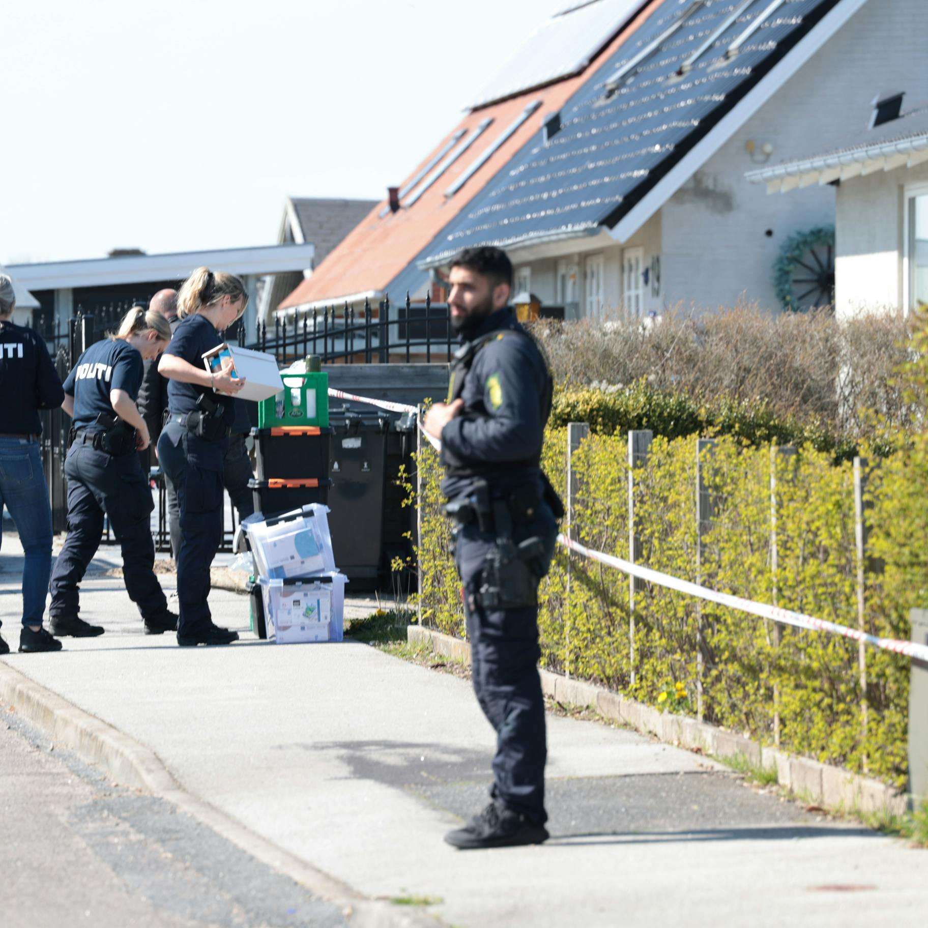 For tre dage siden, da SE og HØR var på stedet, blev der båret en kassevis af bevismateriale ud fra den 32-årige mands adresse.