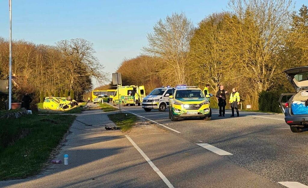 En ambulance er fredag aften kørt galt.