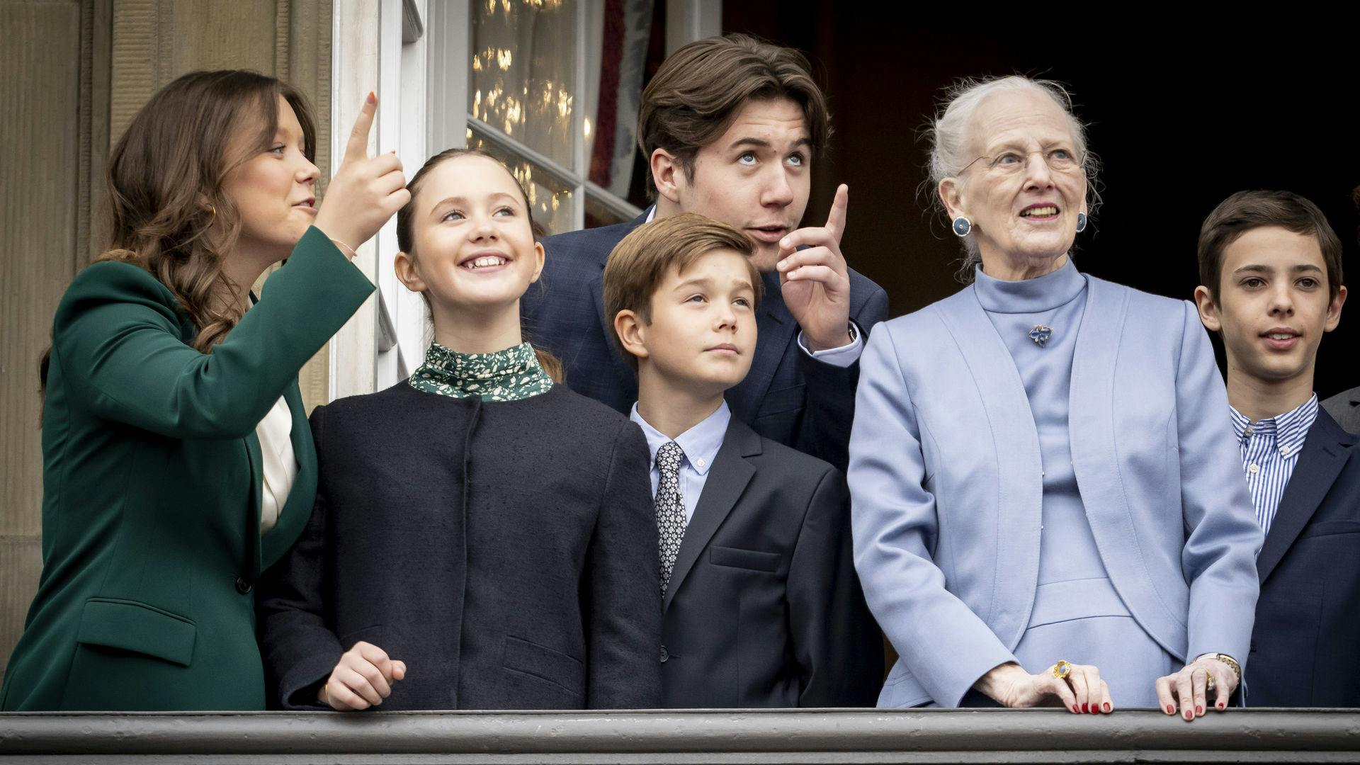 Dronning Margrethe, prinsesse Isabella, prinsesse Josephine, prins Vincent, prins Christian og greve Henrik i forbindelse med at dronningen fejrer sin 83 års fødselsdag på Amalienborg Slot i København, søndag den 16. april 2023.
