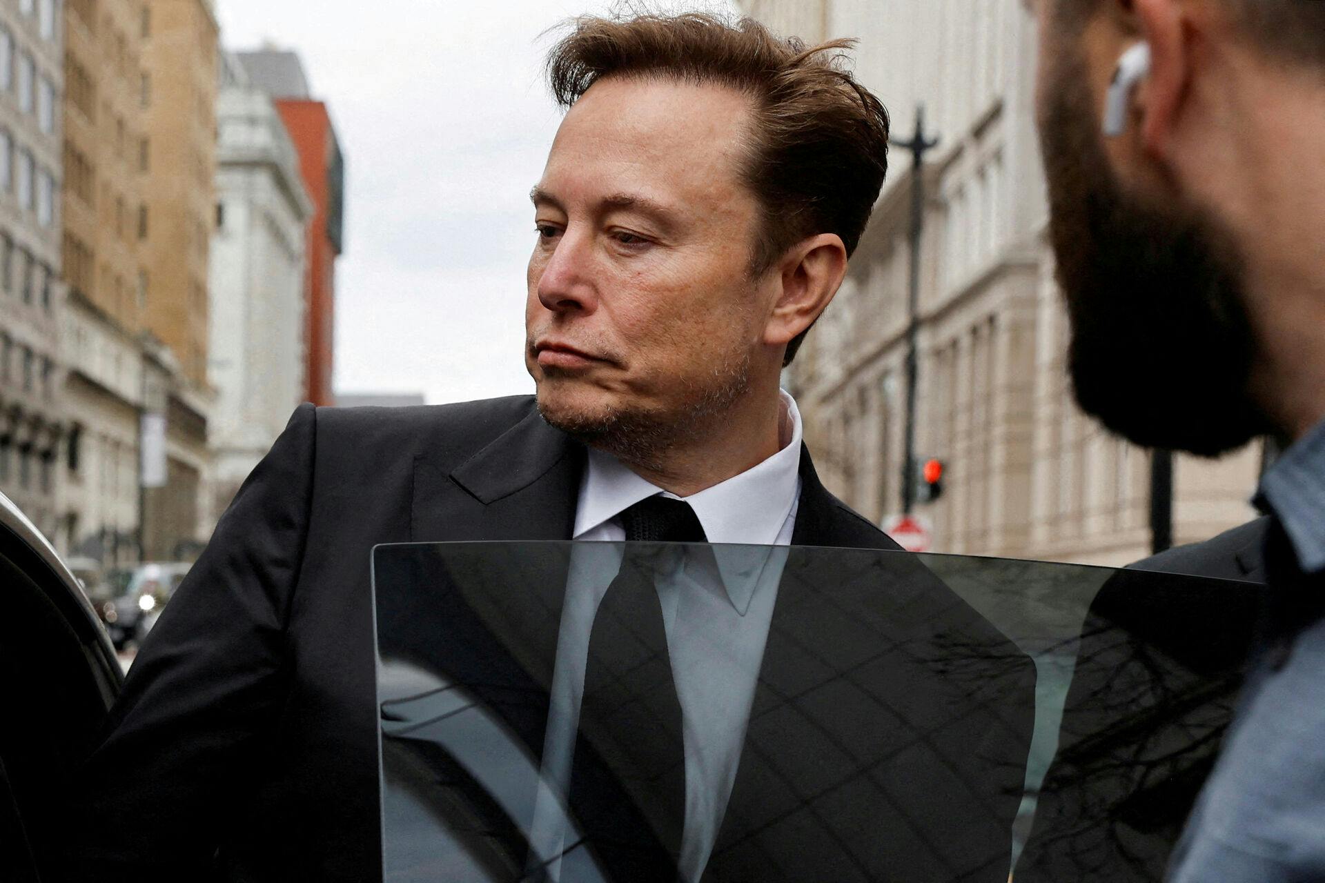 Tesla CEO Elon Musk kan ånde lettet op.
