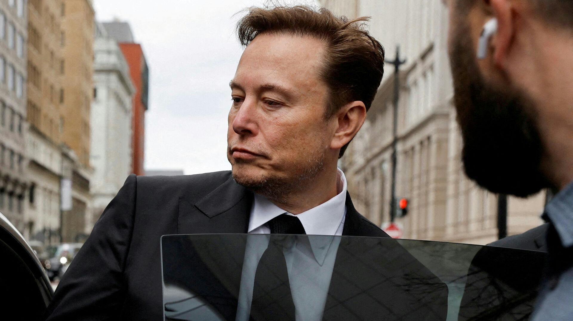 Tesla CEO Elon Musk kan ånde lettet op.