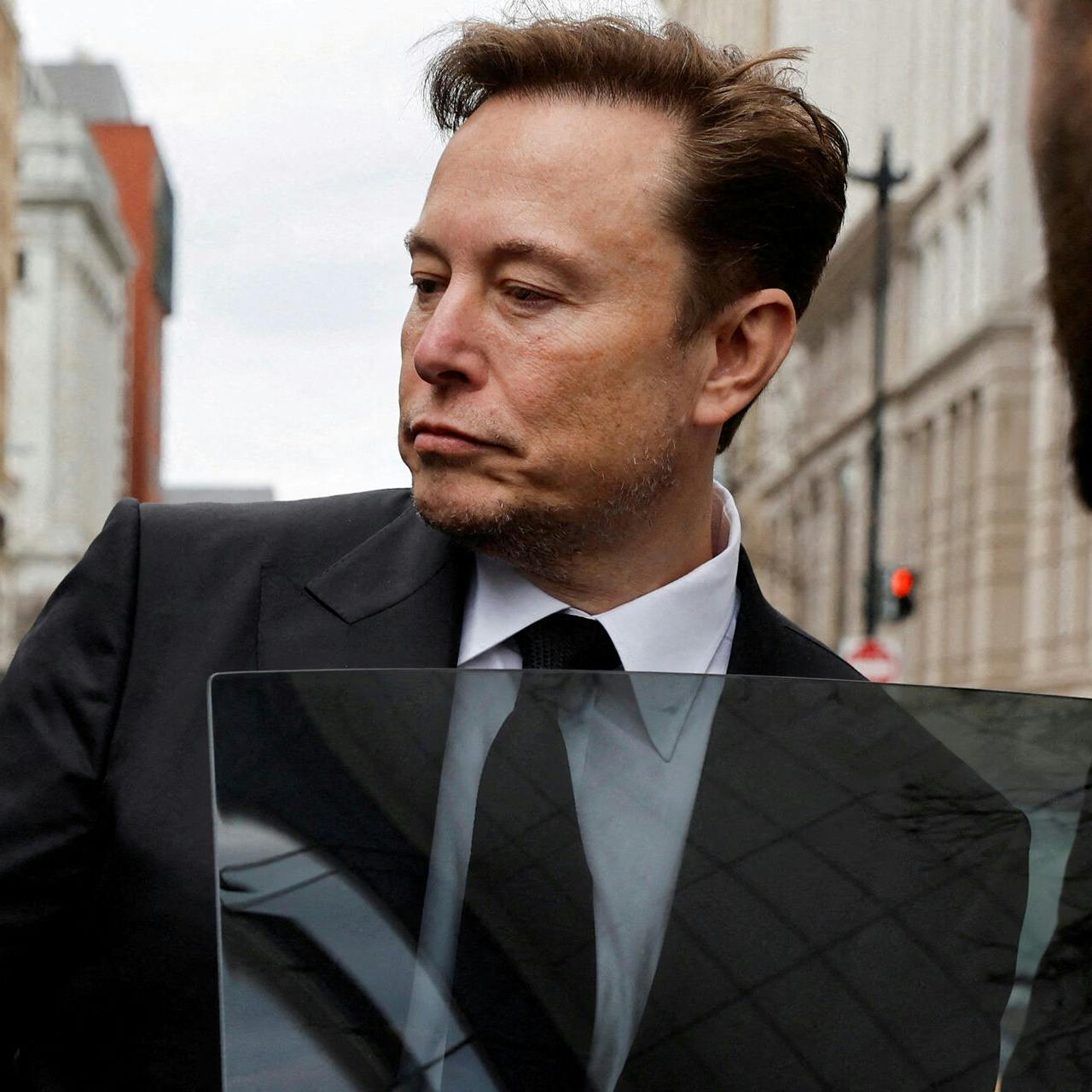 Tesla CEO Elon Musk kan ånde lettet op.