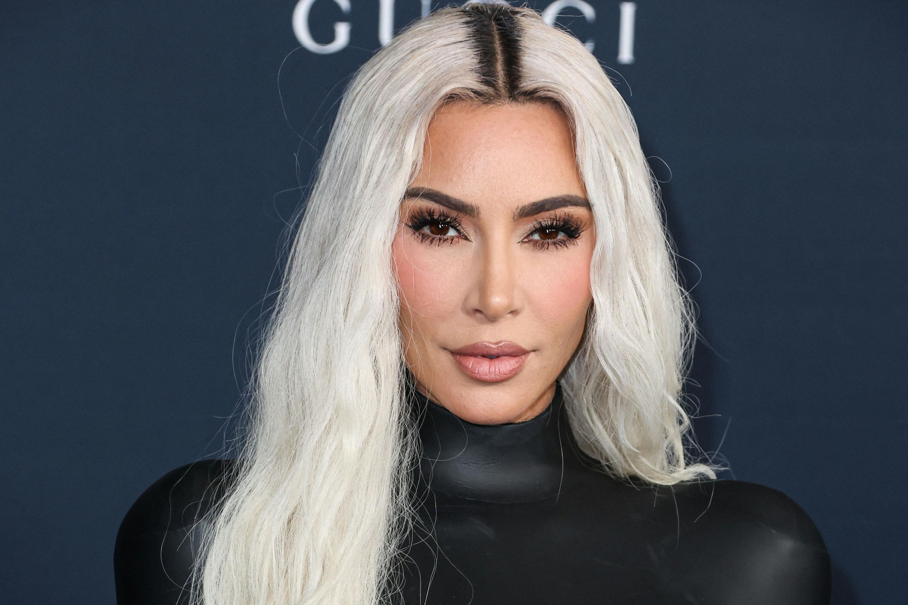 Kim Kardashian har set sig varm på det danske tøjmærke Rains.