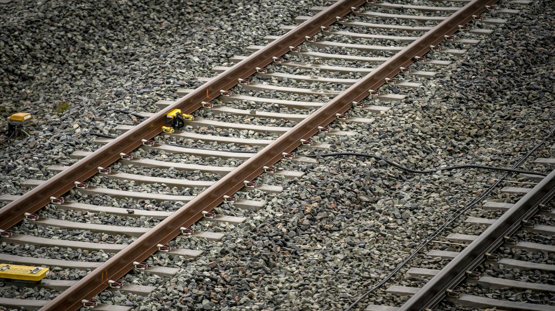 - Det er en stor nedrivning, og der er rigtig mange beskadigede dele, og det er vi ved at få styr på, lyder det fra DSB.