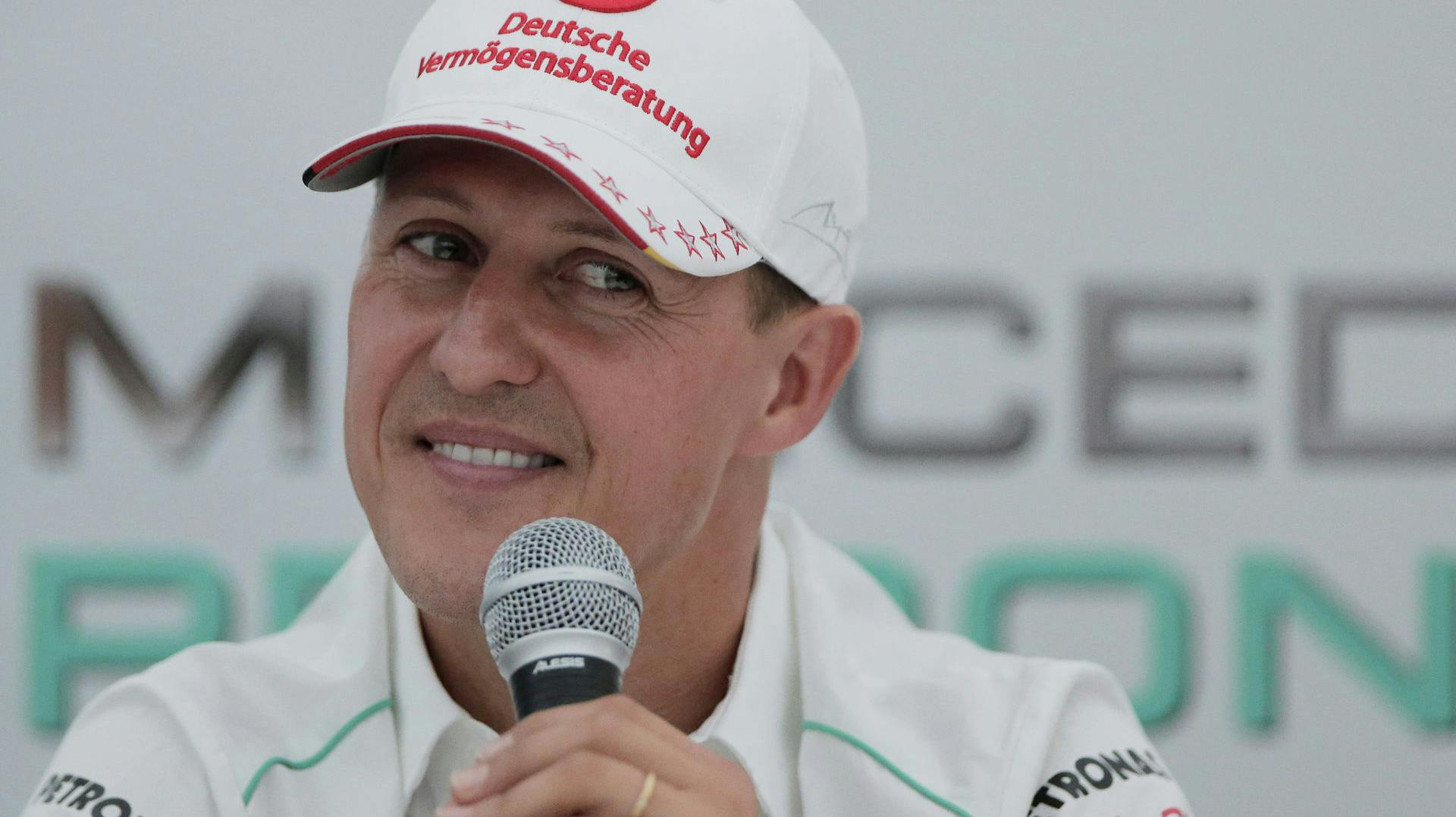 Michael Schumacher er ifølge familien ikke i nærheden af at kunne give et interview. Alligevel røg han på forsiden af et magasin, som lovede læserne "det første interview" og kaldte det en verdensnyhed.
