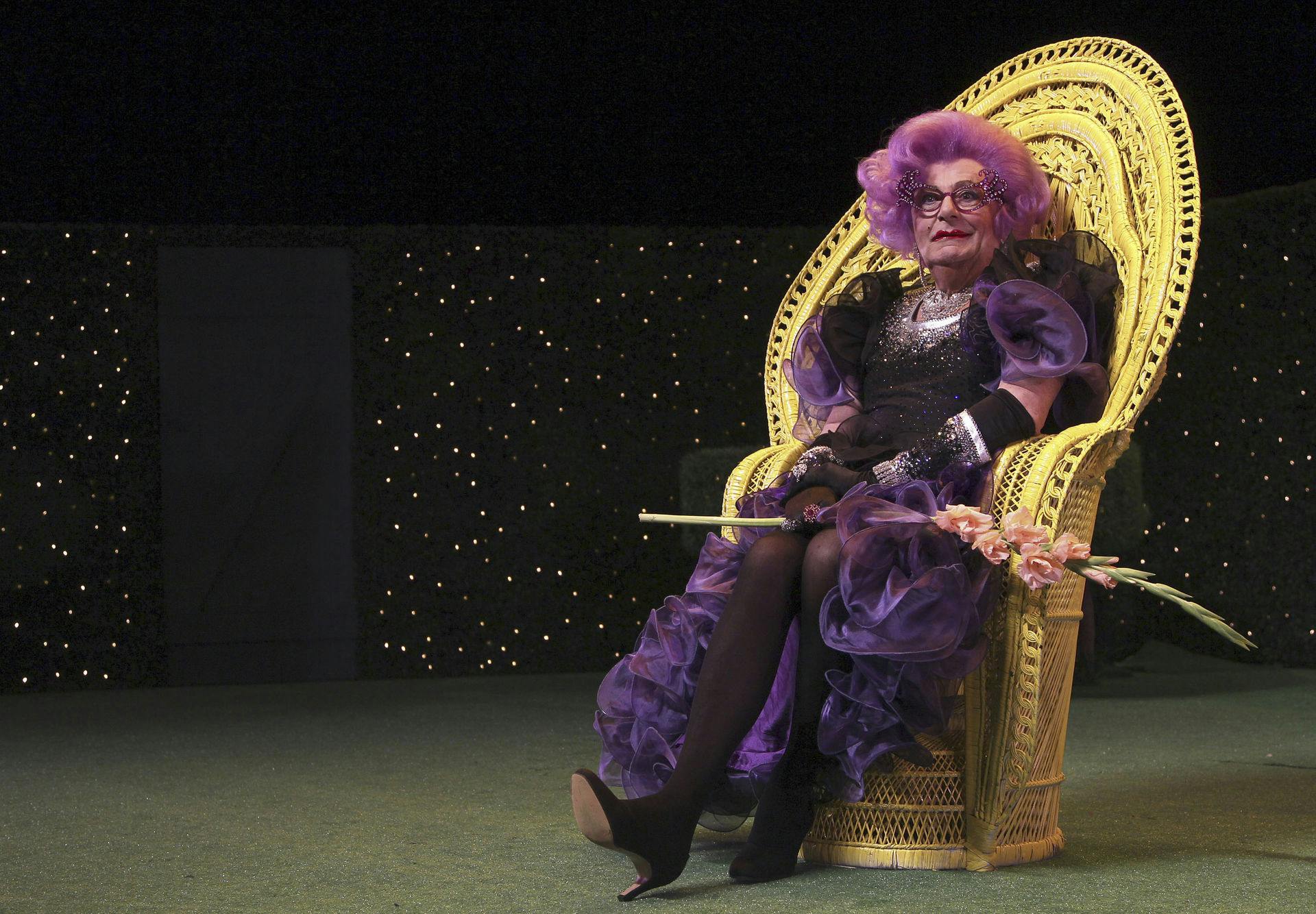 Komikeren Barry Humphries er død i en alder af 89.