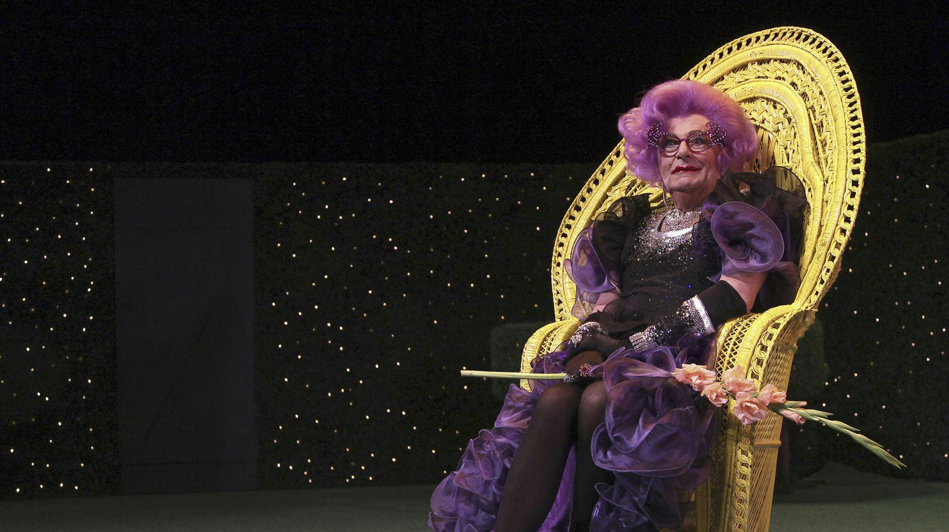 Komikeren Barry Humphries er død i en alder af 89.
