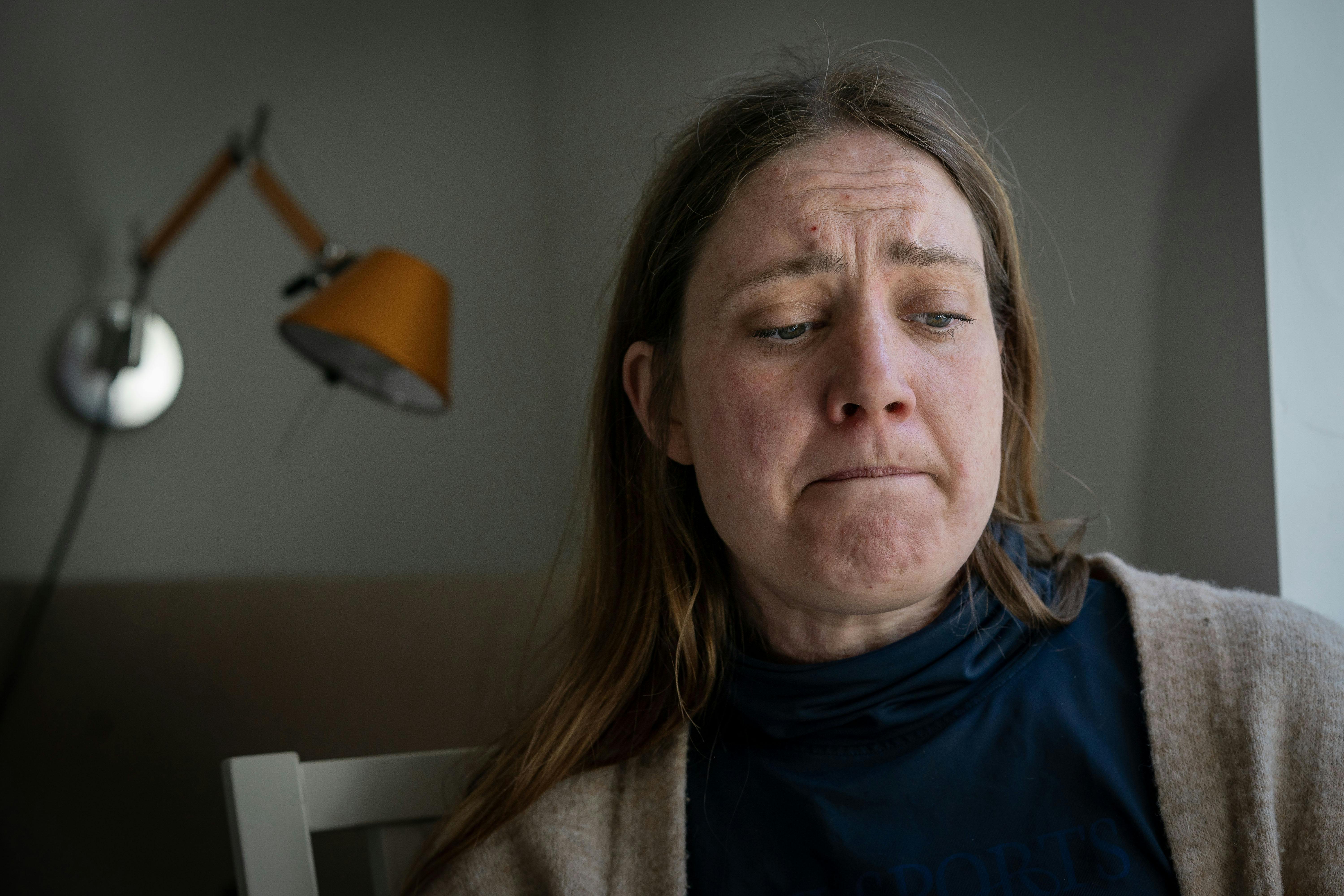 Cecilie fortrængte i mange år, hvad der var sket den dag i marts. Men som tiden kom indhendtede traumerne hende, og så skulle hun kæmpe for at komme ovenpå igen. 