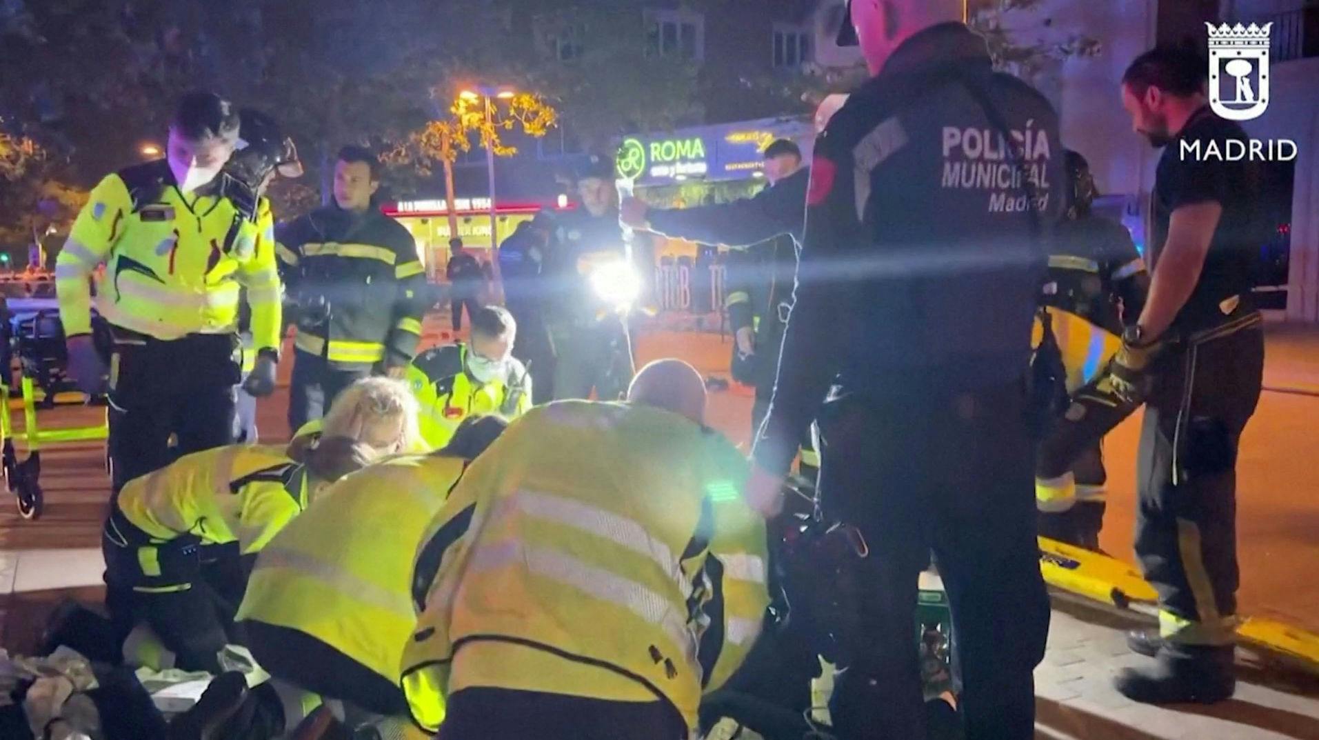 Redningsfolk på stedet, efter en lille restaurant i går aftes brød ud i ild og dræbte to mennesker. 