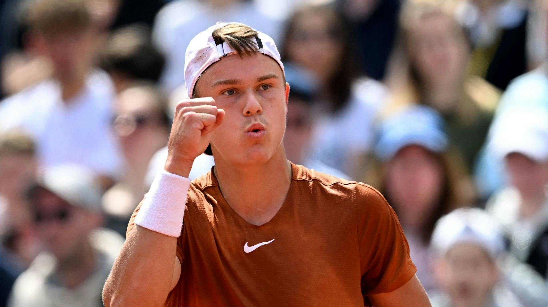 Hollandske Botic van de Zandschulp havde fire matchbolde undervejs i kampen, men alligevel vandt det danske tennistalent kampen. 