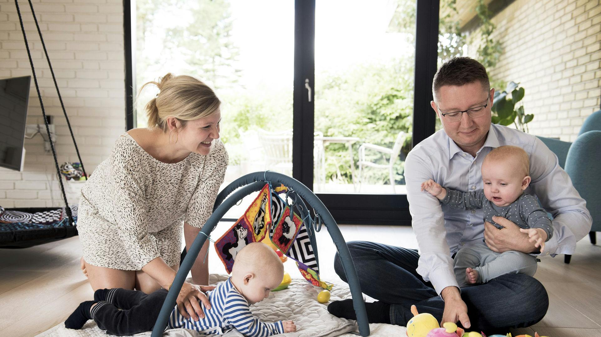 Forældre til tvillinger får 26 ugers ekstra barselsorlov med ny finanslov