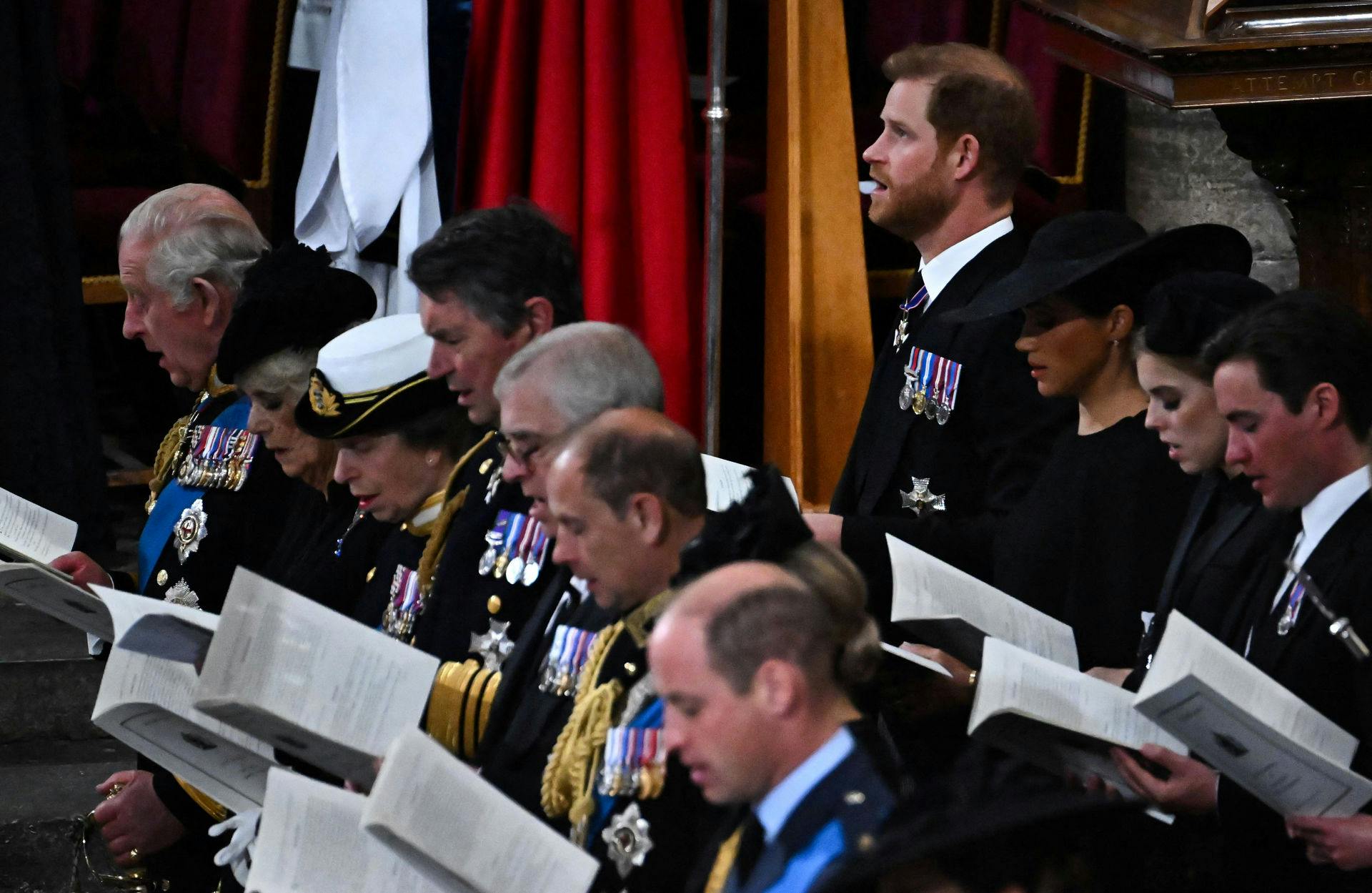 Allerede under begravelsen af hans bedstemor, dronning Elizabeth II, måtte Harry og Meghan finde sig i at være i 2. række. Denne gang kan prinsen placering blive endnu længere tilbage.