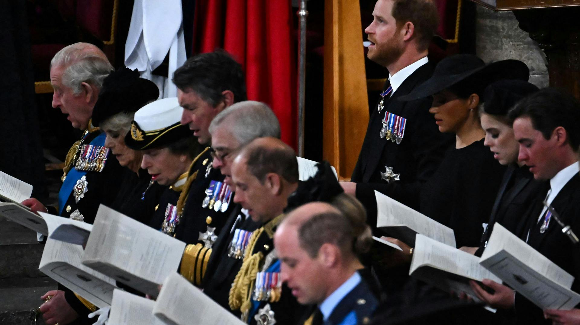 Allerede under begravelsen af hans bedstemor, dronning Elizabeth II, måtte Harry og Meghan finde sig i at være i 2. række. Denne gang kan prinsen placering blive endnu længere tilbage.