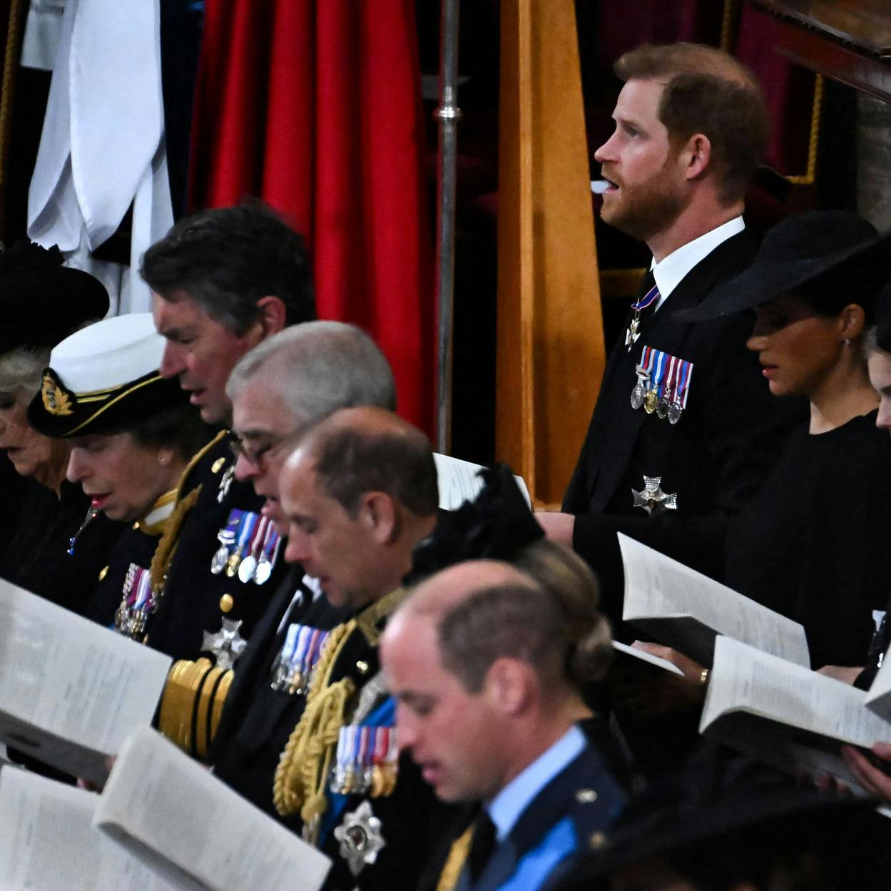 Allerede under begravelsen af bedstemor, dronning Elizabeth II, måtte Harry og Meghan finde sig i at være i 2. række. Denne gang kan hans placering blive endnu længere tilbage.