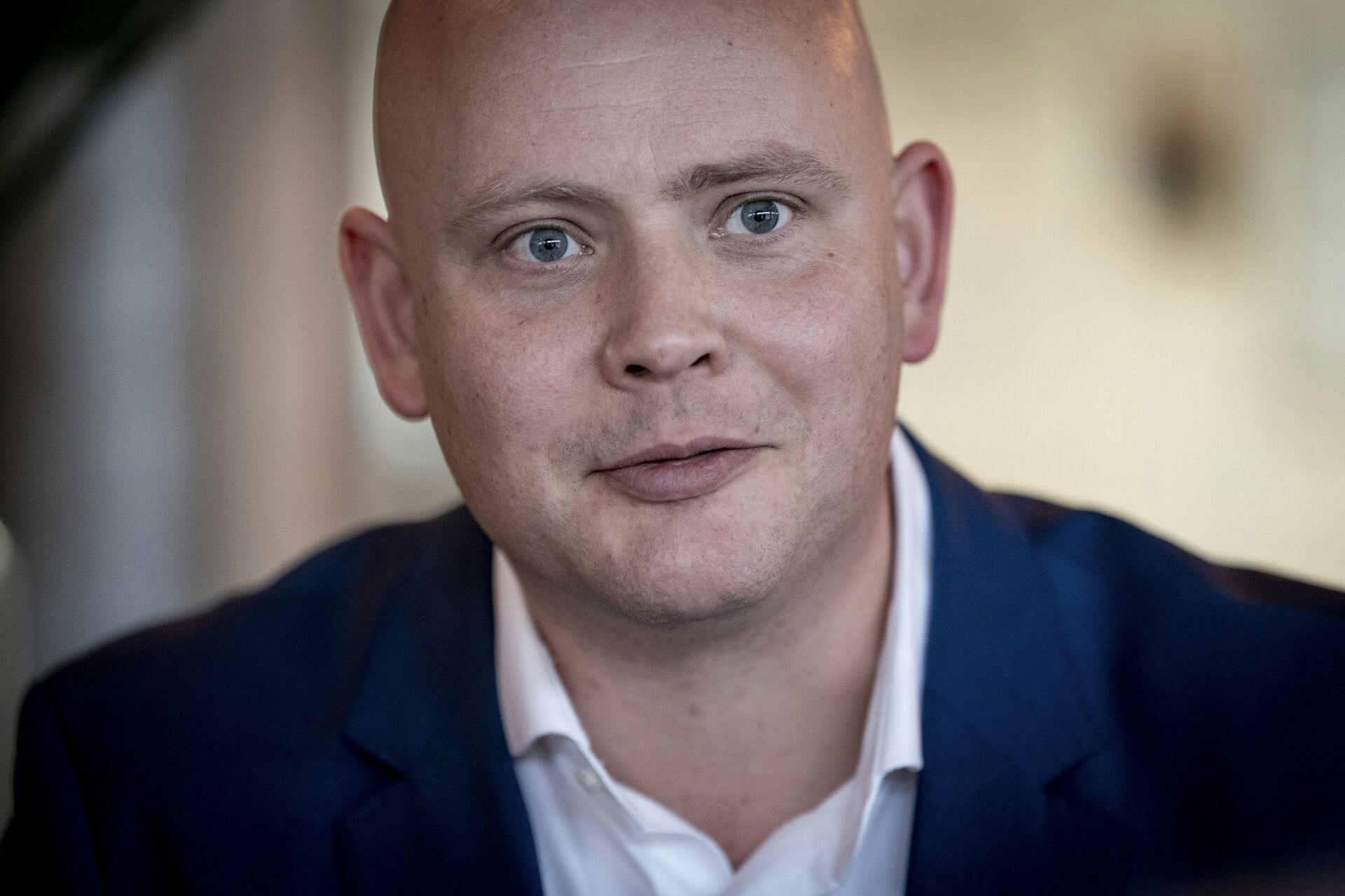 Kulturministeren, Jakob Engel-Schmidt, tager afstand til Stephensens upassende beskeder. 