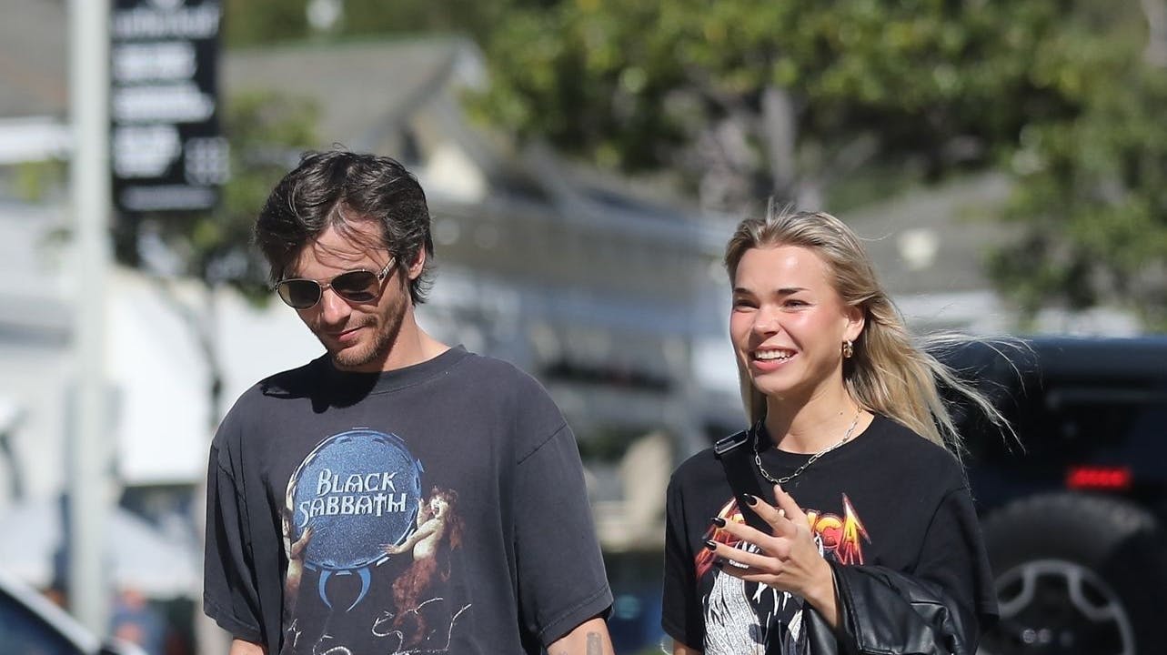 "Louis Tomlinson holder i hånd med sin nye kæreste, modellen Sofie Nyvang, mens de er ude efter kaffe i Los Angeles", lyder en del af beskrivelsen på dette billede fra billedbureauet Ritzau Scanpix.