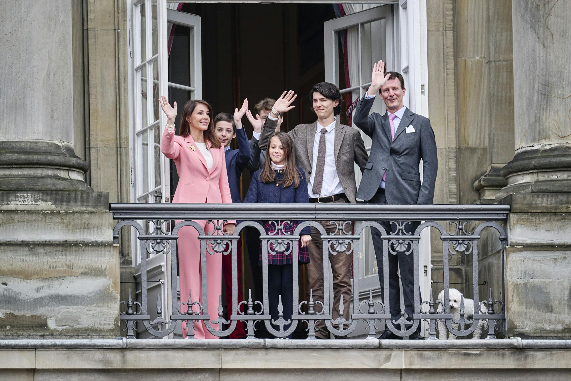 Prins Joachim og hans familie vinkede fra Amalienborgs balkon i forbindelse med dronning Margrethes fødselsdag den 16. april. Danmark kommer dog ikke til at kunne hylde familien, når grev Henrik skal konfirmeres den 18. maj.&nbsp;&nbsp;
