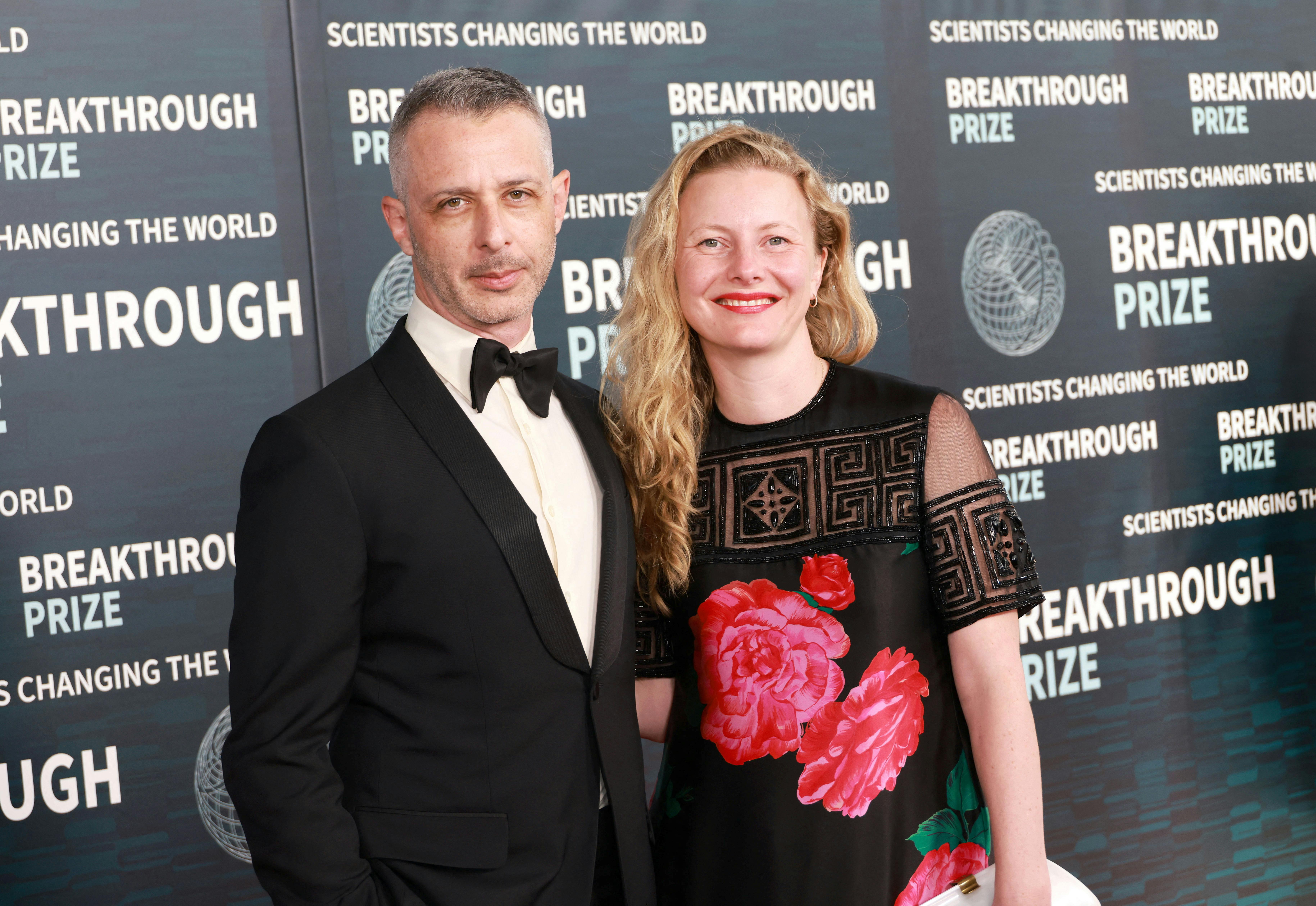 "Succession"-skuespiller Jeremy Strong og hans hustru Emma Wall gemmer sig også af og til i Danmark. 