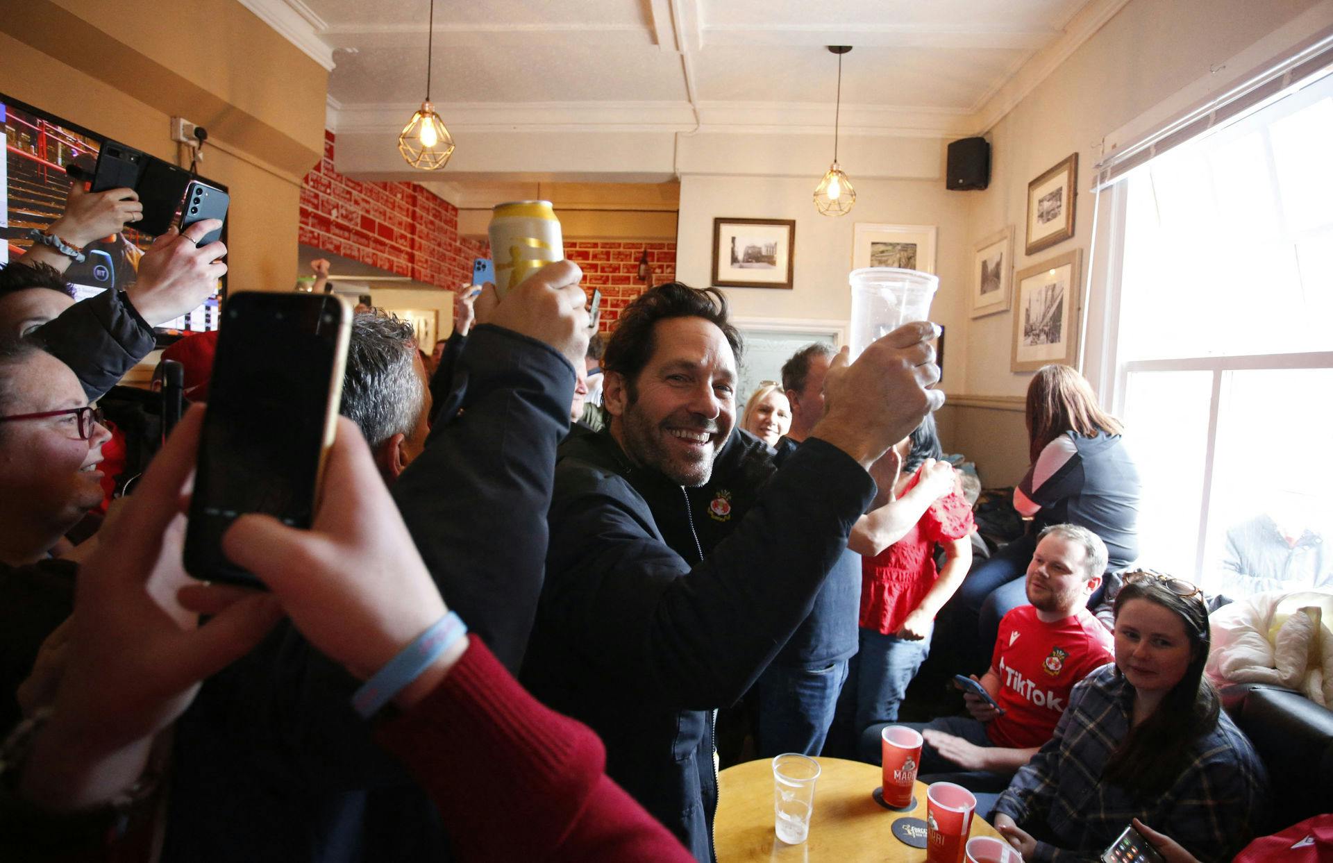 Der blev råbt "cheers" og sunget med på Wrexhams slagsange, da Paul Rudd kiggede forbi The Turf Pub inden Wrexhams lørdagskamp mod Boreham Wood.