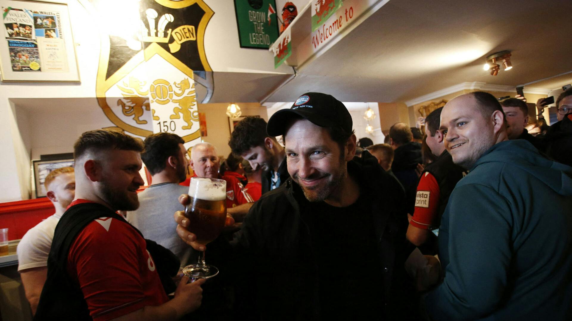 Den 54-årige Hollywood-stjerne Paul Rudd ville også fejre Wrexhams mulige oprykningsfest som endte med at blive en realitet lørdag aften. Før kampen besøgte han den lokale pub for at drikke øl med klubbens fans.
