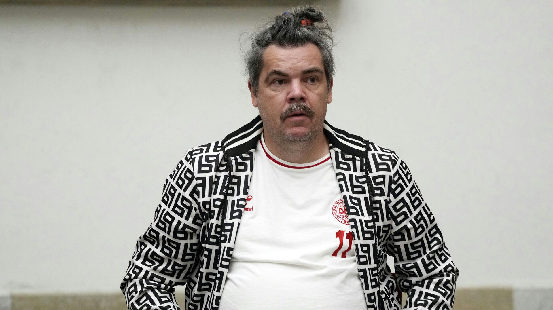 Den danske kunstner Uwe Max Jensen er blevet dømt for at have brudt et navneforbud og samtidig have bragt et billede af en fransk lærers afhuggede hoved.