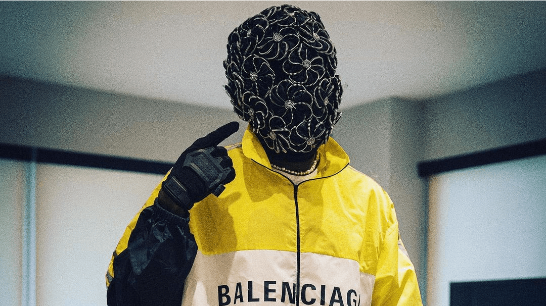 Rapperen gemmer sin identitet bag en karakteristisk maske, men nu tror flere fans, at de har regnet ud, hvem han er.