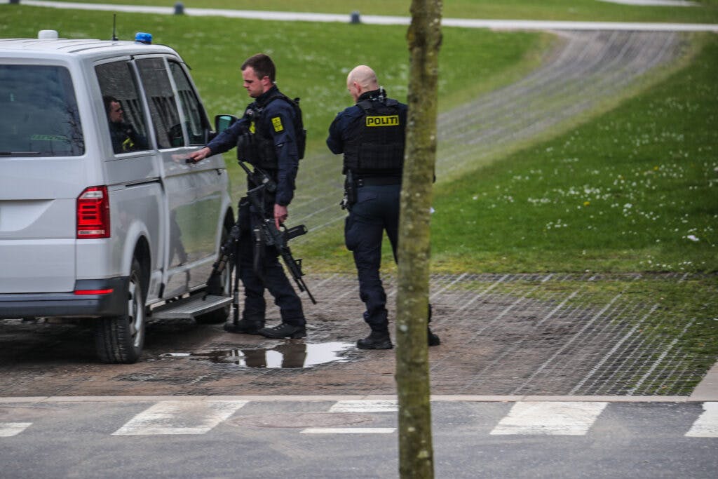 Flere billeder, der blev taget ved Slagelse Sygehus samme dag som anholdelsen, mere end antyder nu, at en betjent kom til skade.