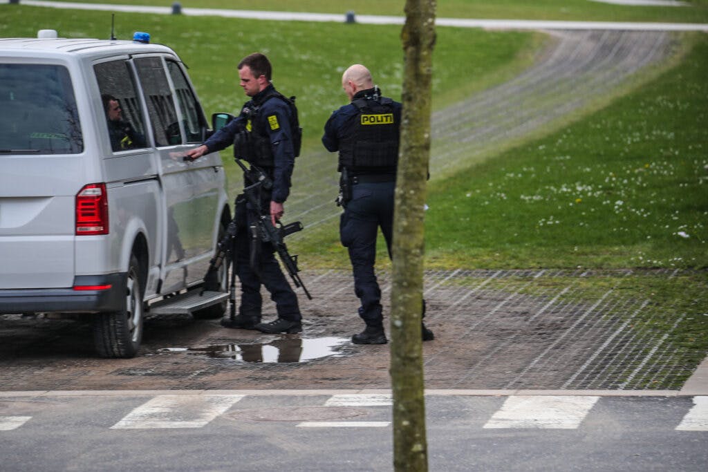 Flere billeder, der blev taget ved Slagelse Sygehus samme dag som anholdelsen, mere end antyder nu, at en betjent kom til skade.
