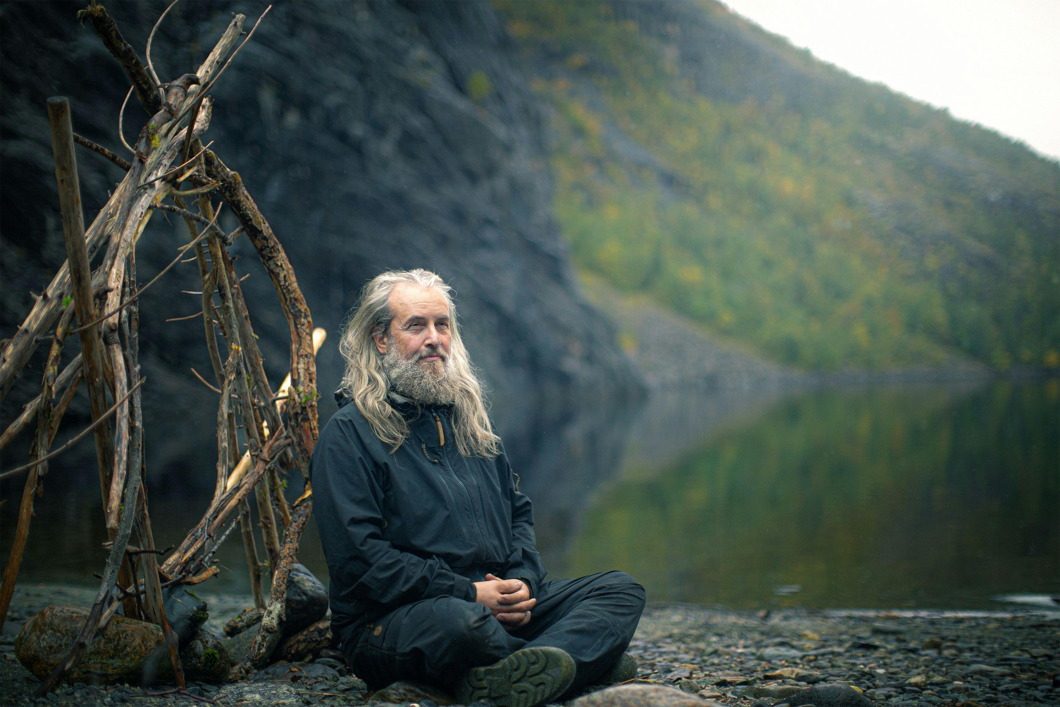 Jesper sidder fredfyldt foran sin naturskabte portal.